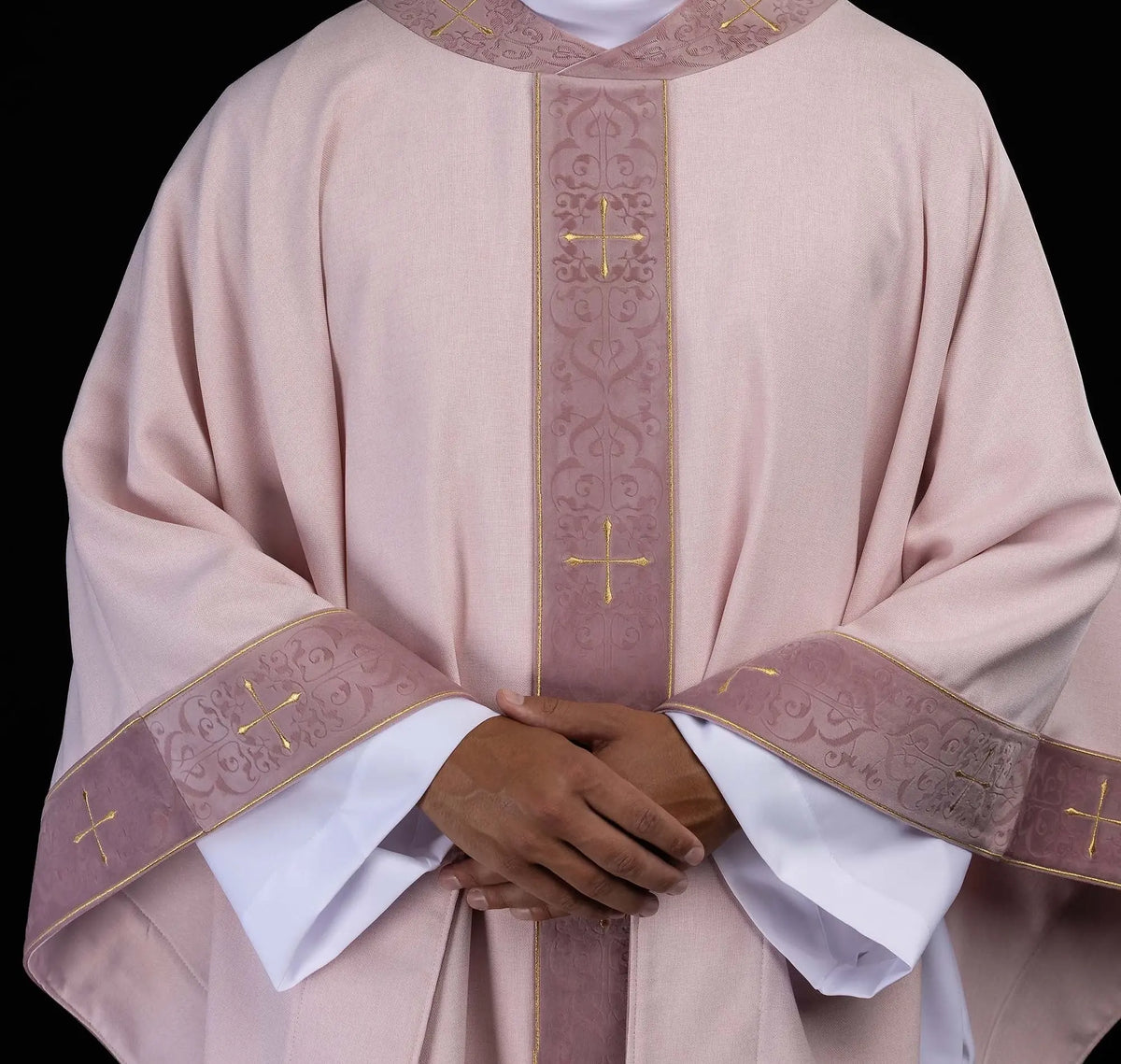 Rose chasuble avec orfroi brodé de croix doré, vue rapprochée de face