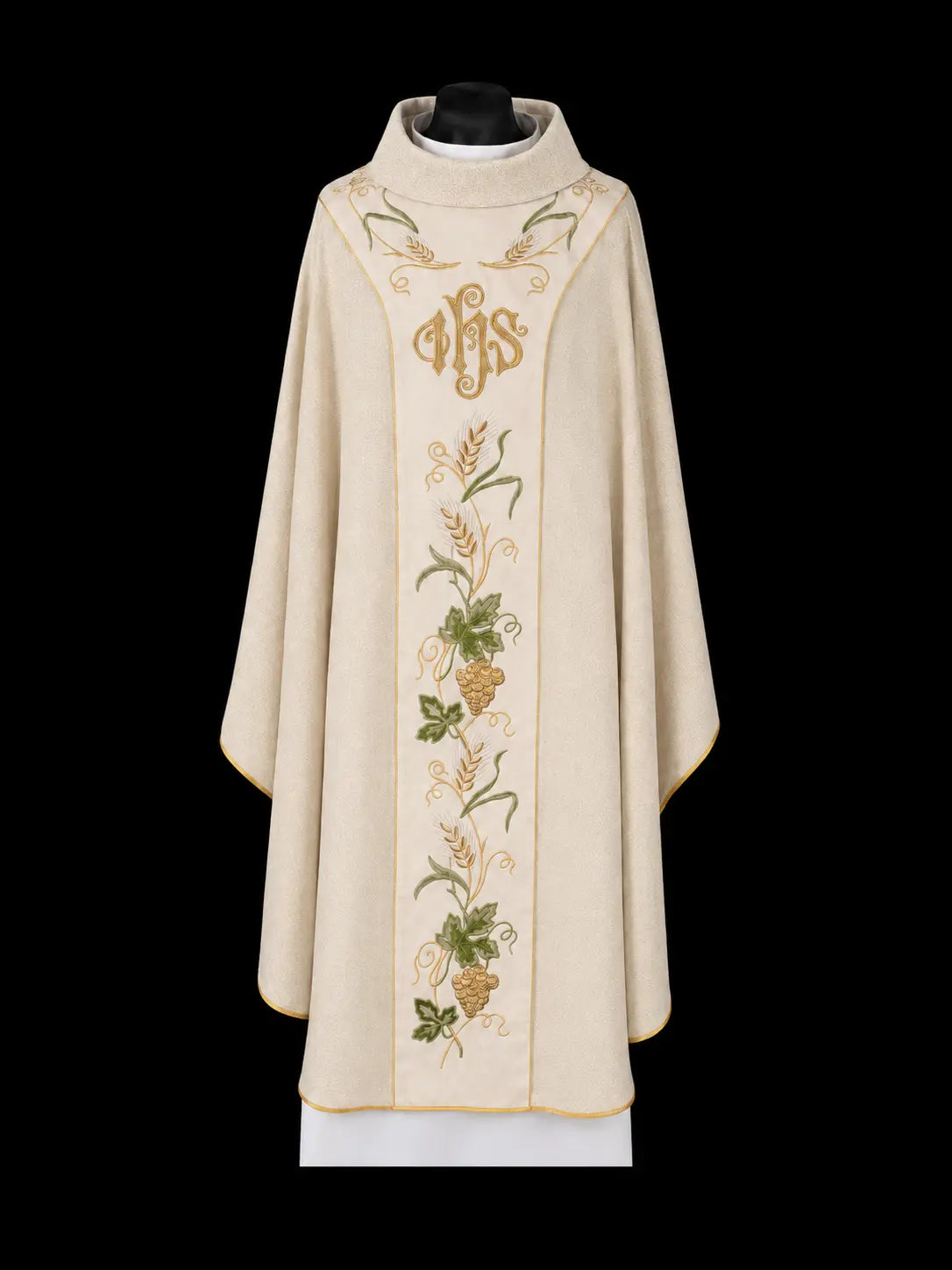 Chasuble écrue avec orfroi en velours et broderie IHS, vue de face