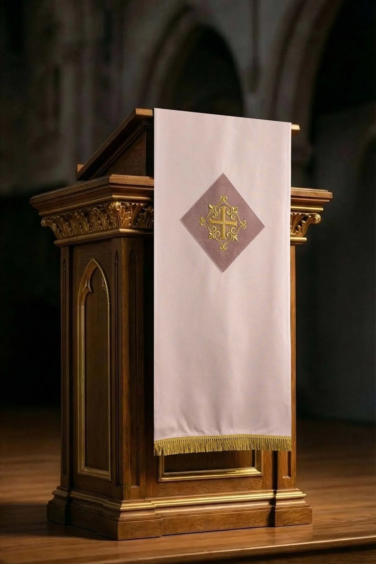 Rose voile de lutrin pour Gaudete et Laetare avec une croix brodée, vue de face