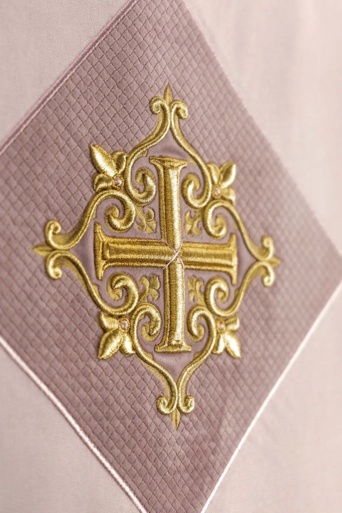 Rose voile de lutrin avec croix brodée dorée, gros plan du motif