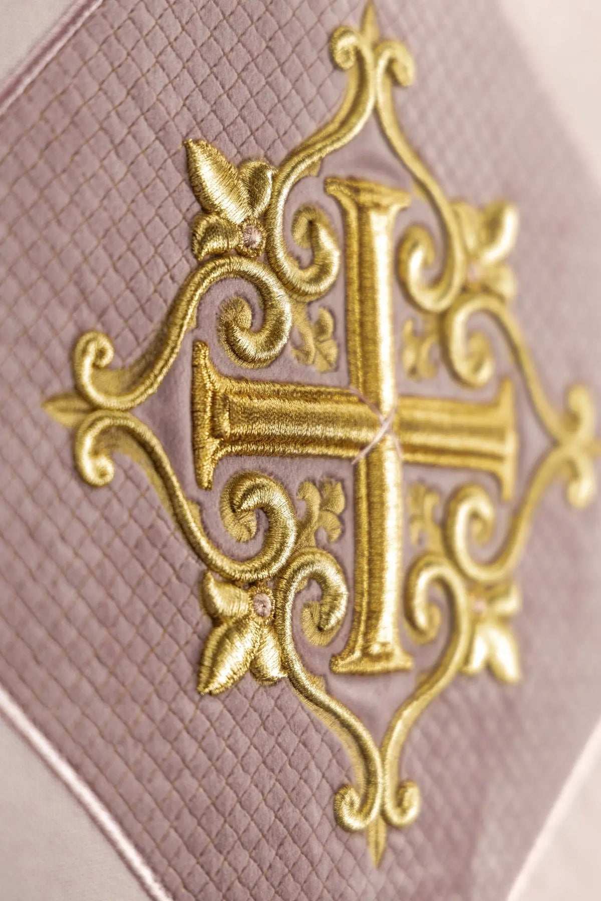 Rose voile de lutrin avec croix brodée dorée, détail rapproché de la broderie