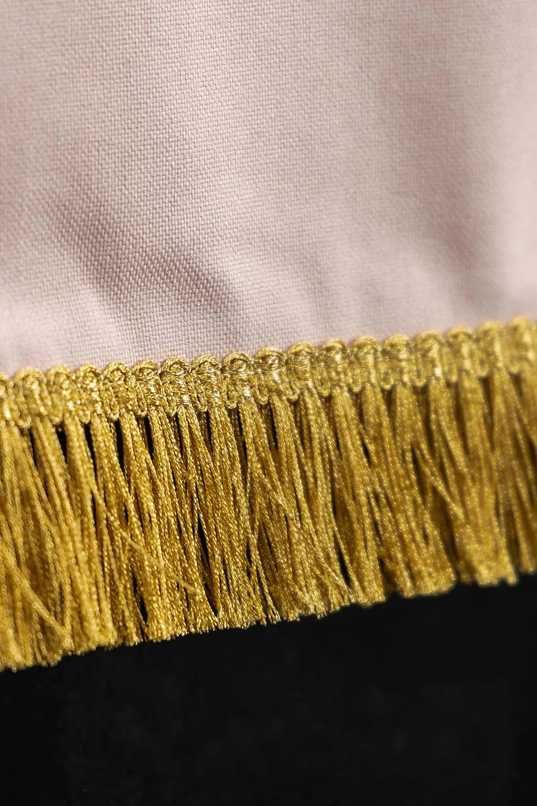 Rose voile de lutrin avec croix brodée dorée, gros plan des franges