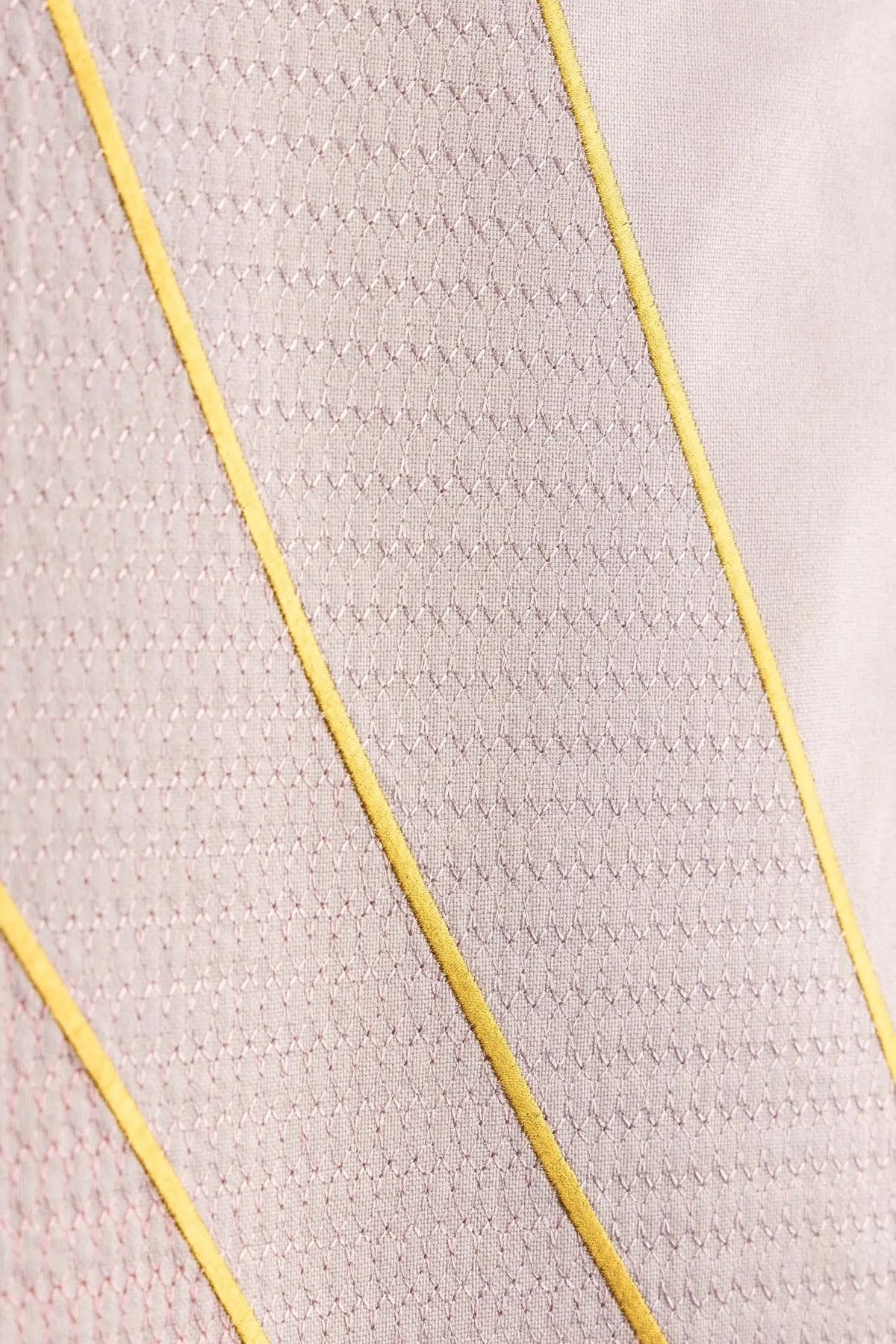 Rose voile de lutrin avec bordures dorées, détail du tissu