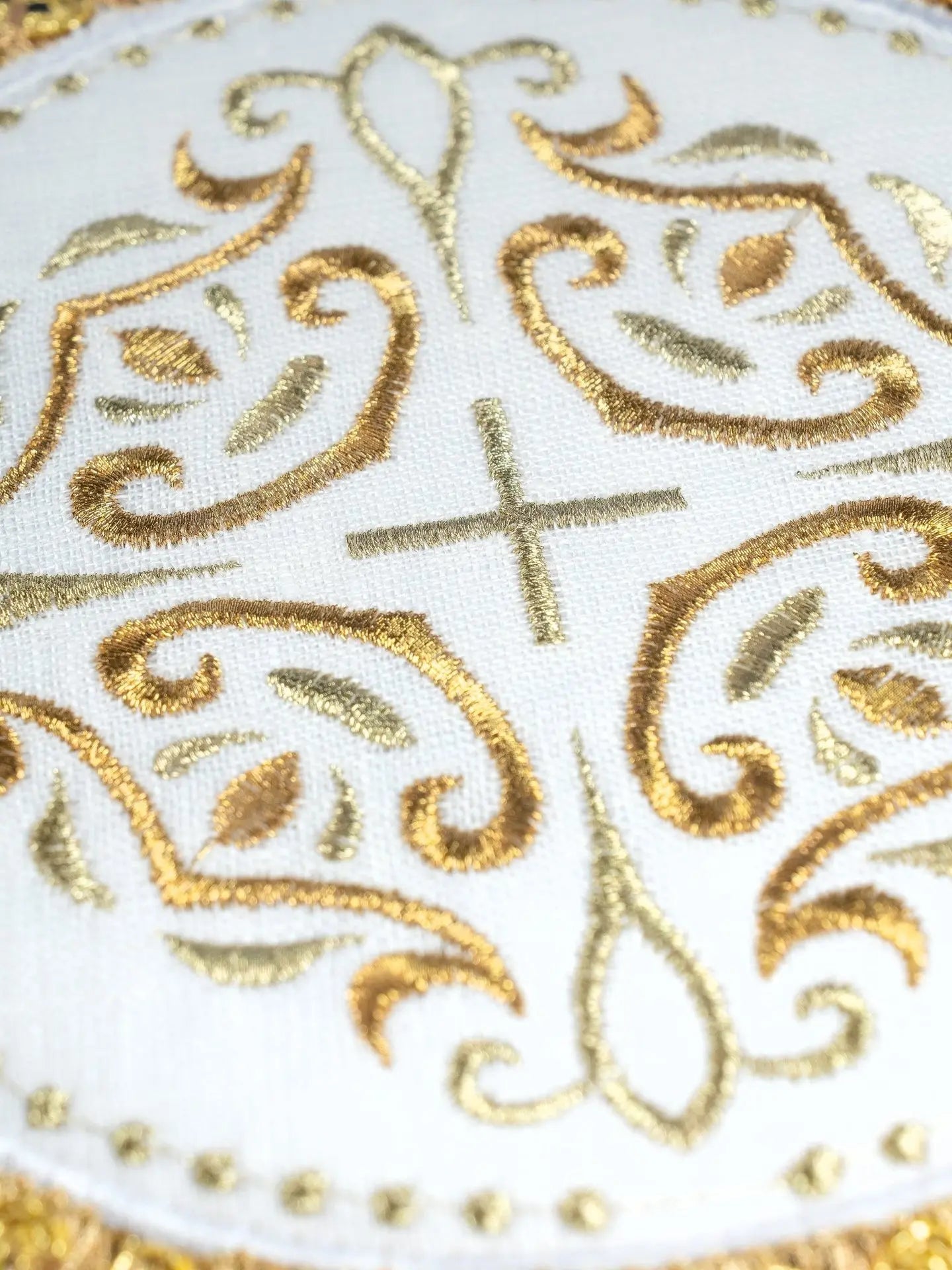 Linen cup set with a cross motif on a round palle surrounded by rich embroidery - HAFTINA ATELIER