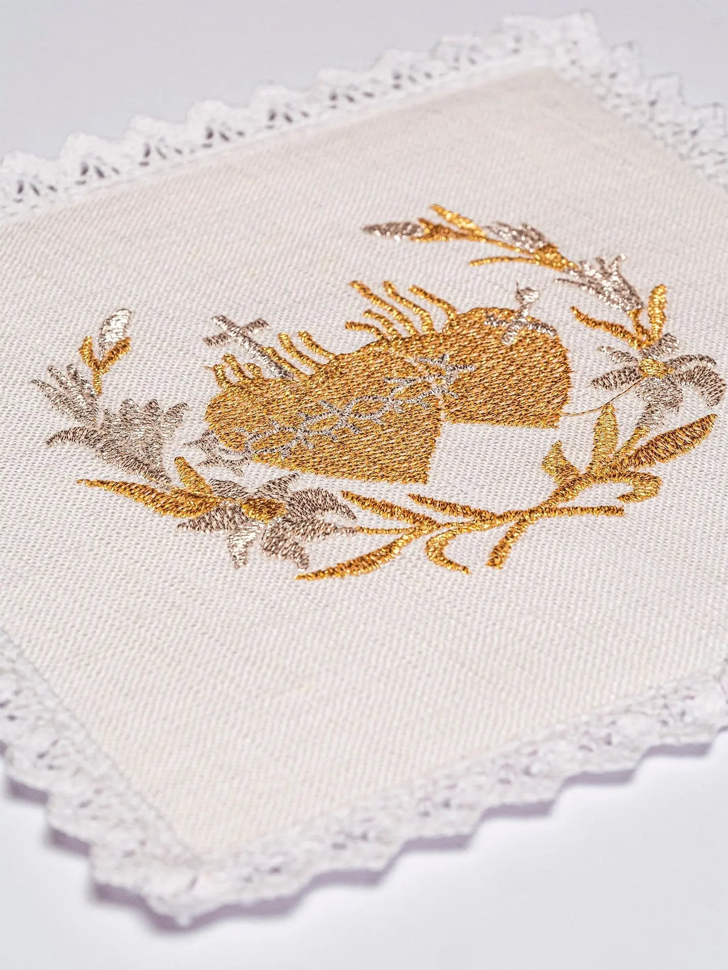 Lin de calice en lin avec broderie dorée