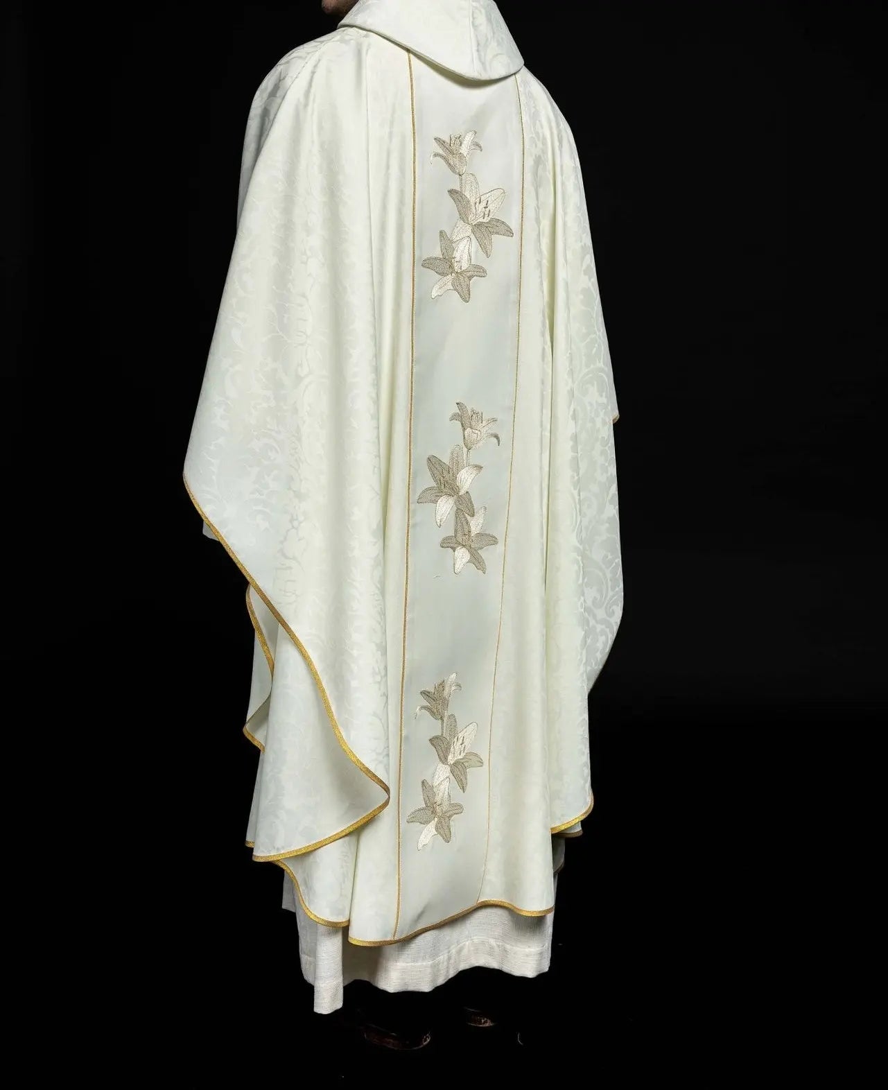 Chasuble liturgique mariale avec lys brodés