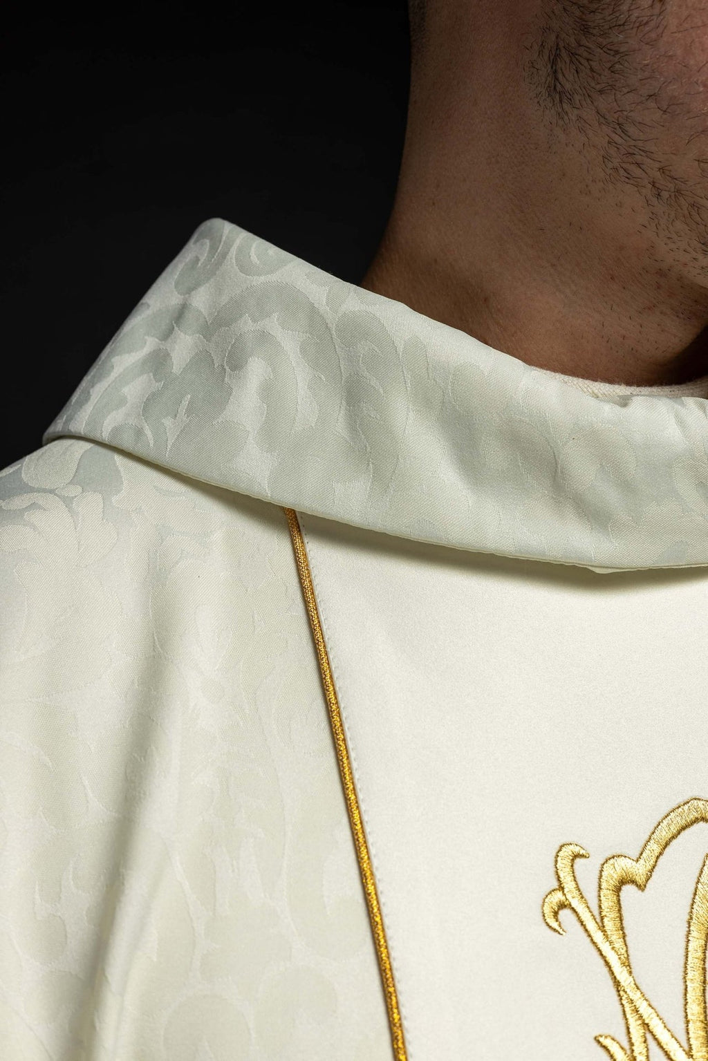 Maryjny Ornat liturgiczny z haftowanymi liliami