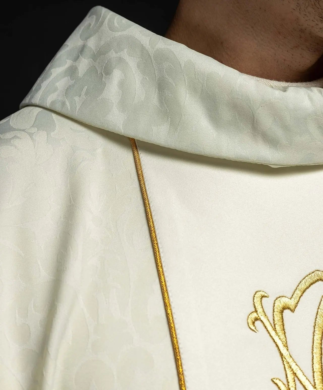 Chasuble liturgique mariale avec lys brodés