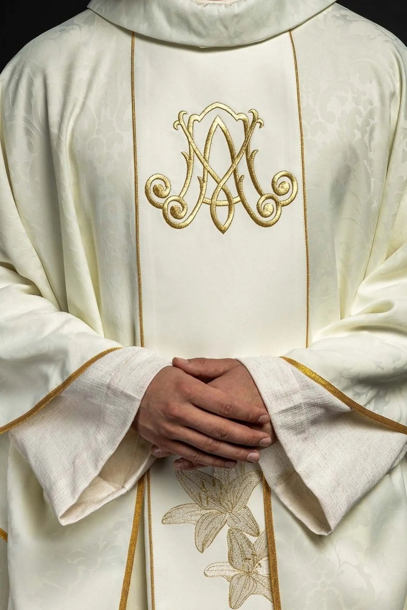 Chasuble liturgique mariale avec lys brodés