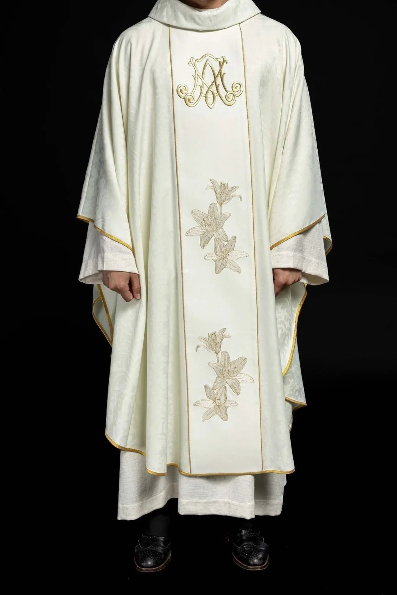 Chasuble liturgique mariale avec lys brodés