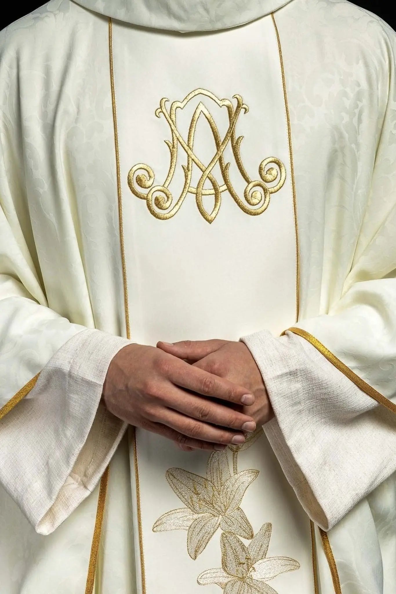 Chasuble liturgique mariale avec lys brodés