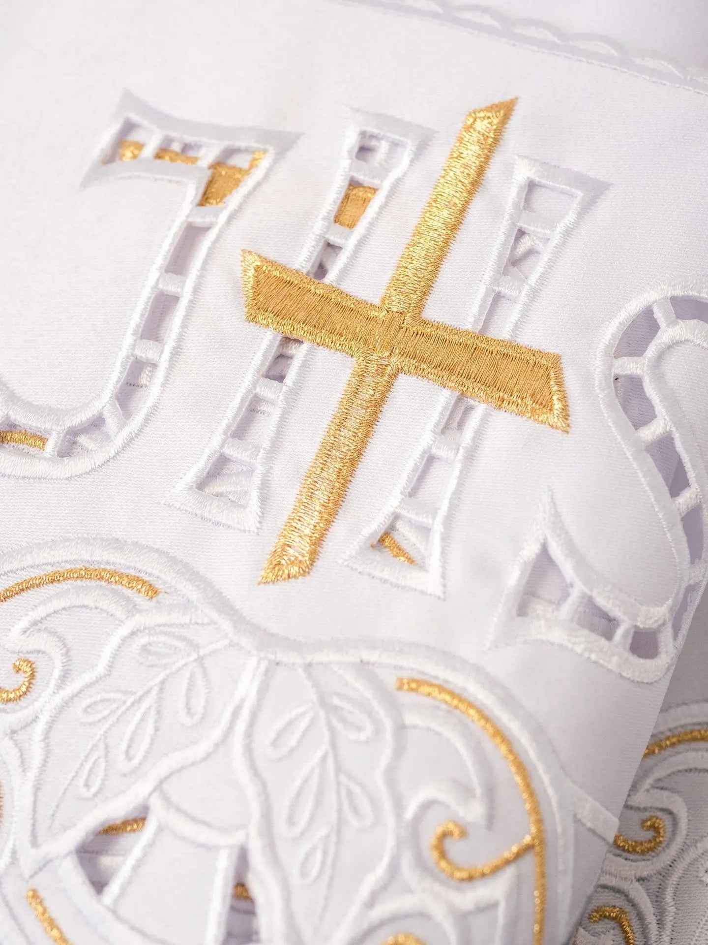 Mètre avec broderie frontale Croix IHS Blanche