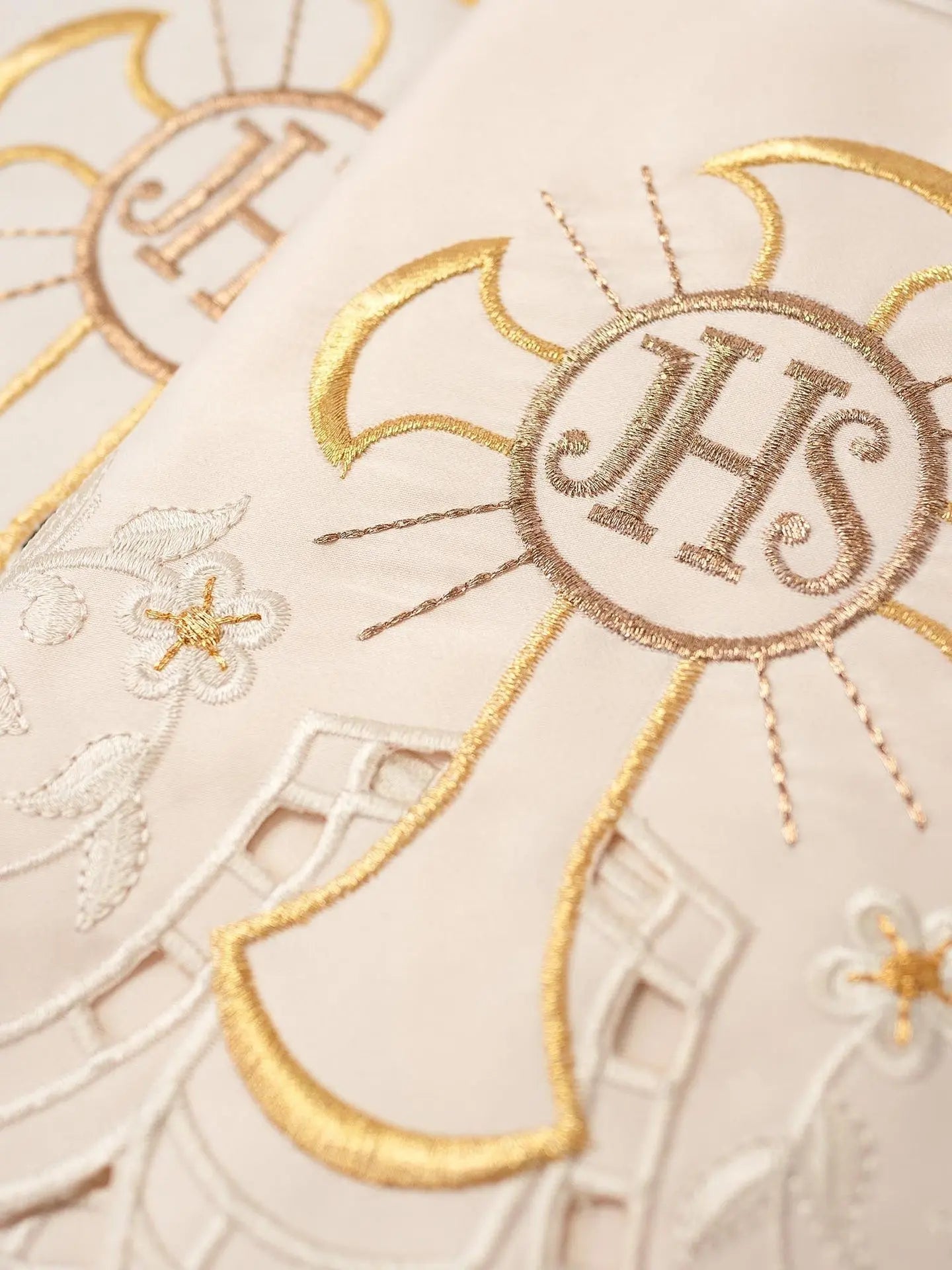 Mètre avec broderie frontale Croix IHS écru
