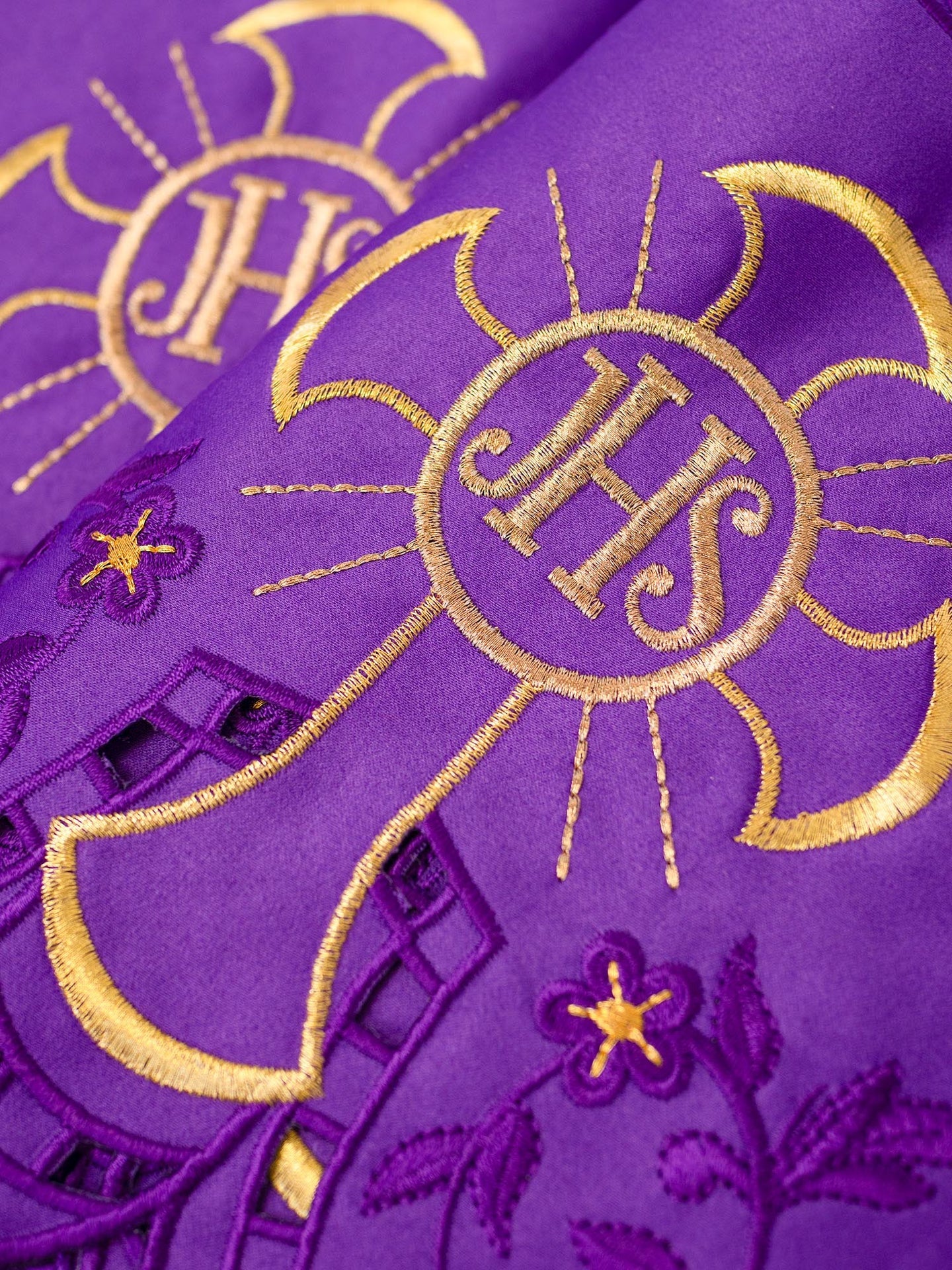 Metraż z haftem czołowym IHS Krzyż Fioletowy