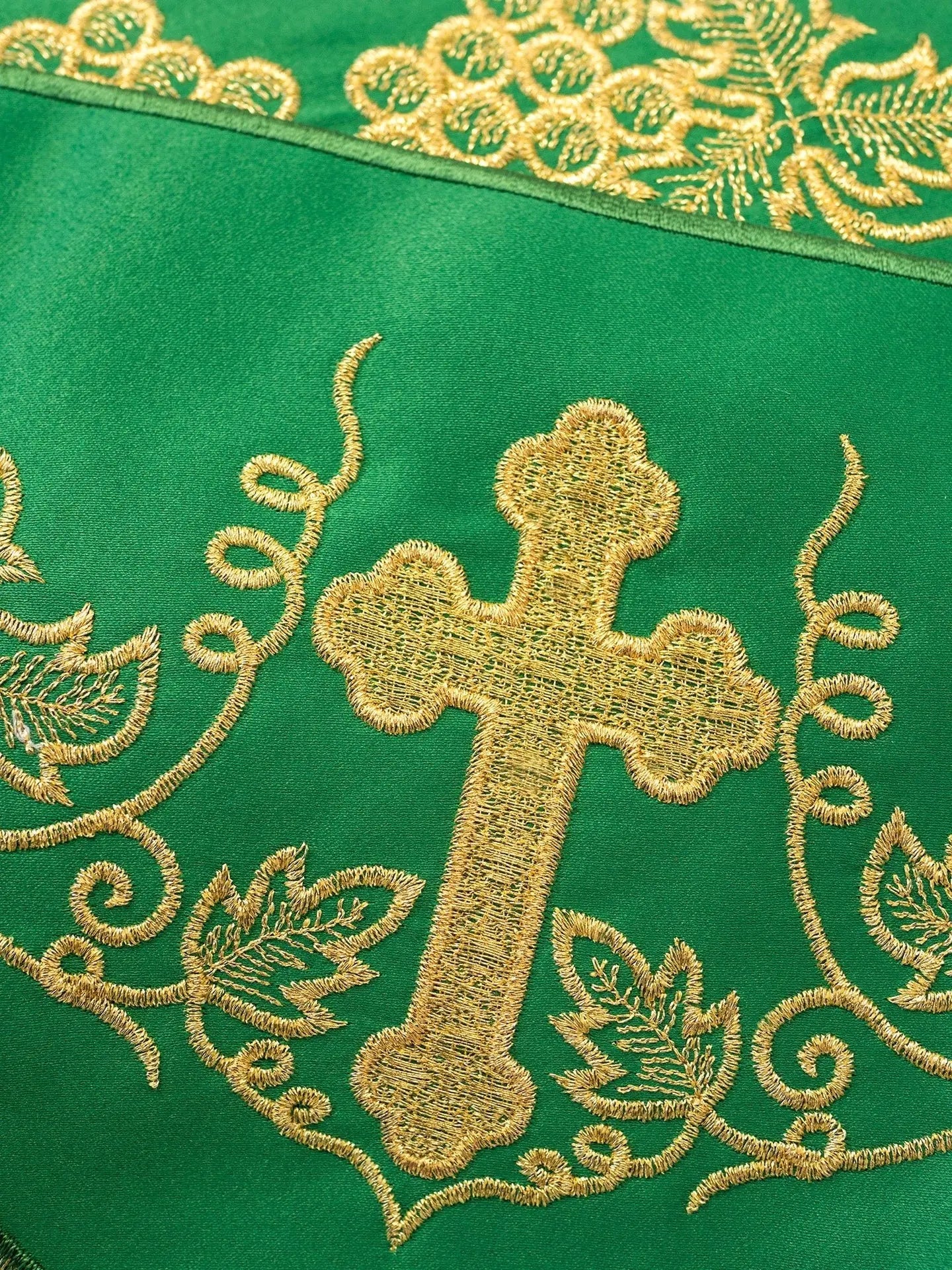 Mètre avec broderie avant Croix et Raisins Vert
