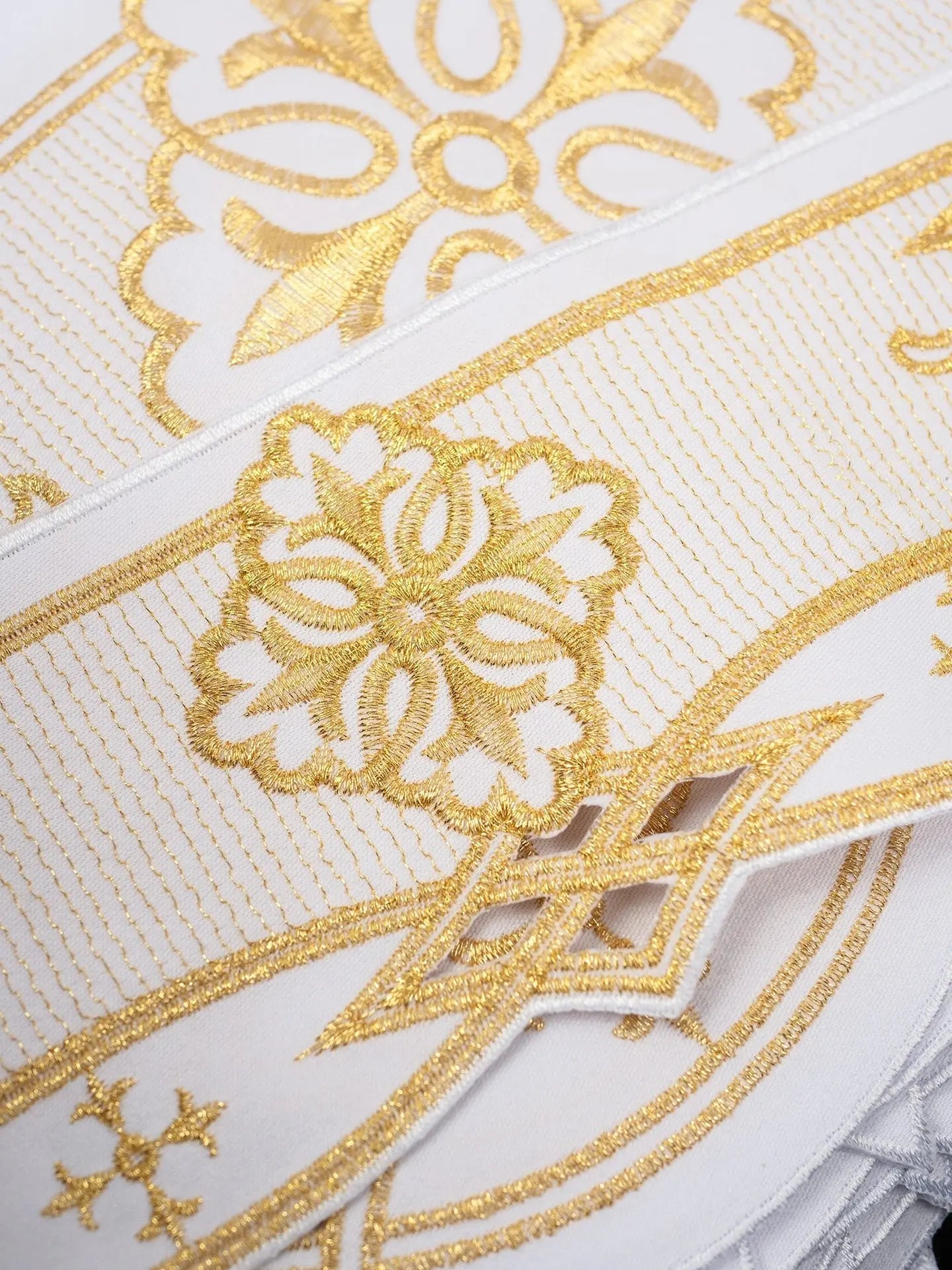 Mètre avec broderie frontale Rosace Blanche