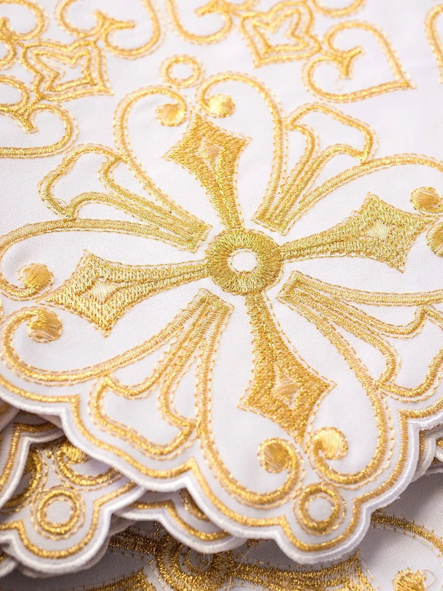 Mètre avec broderie frontale Rosace Blanche