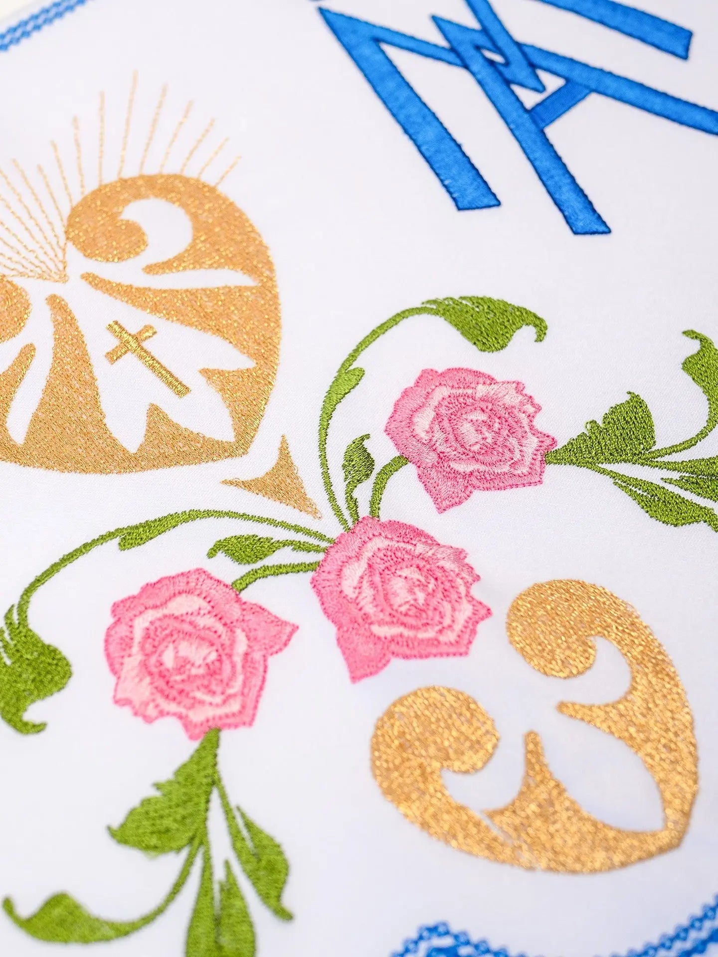 Mètre avec broderie avant avec motif marial blanc