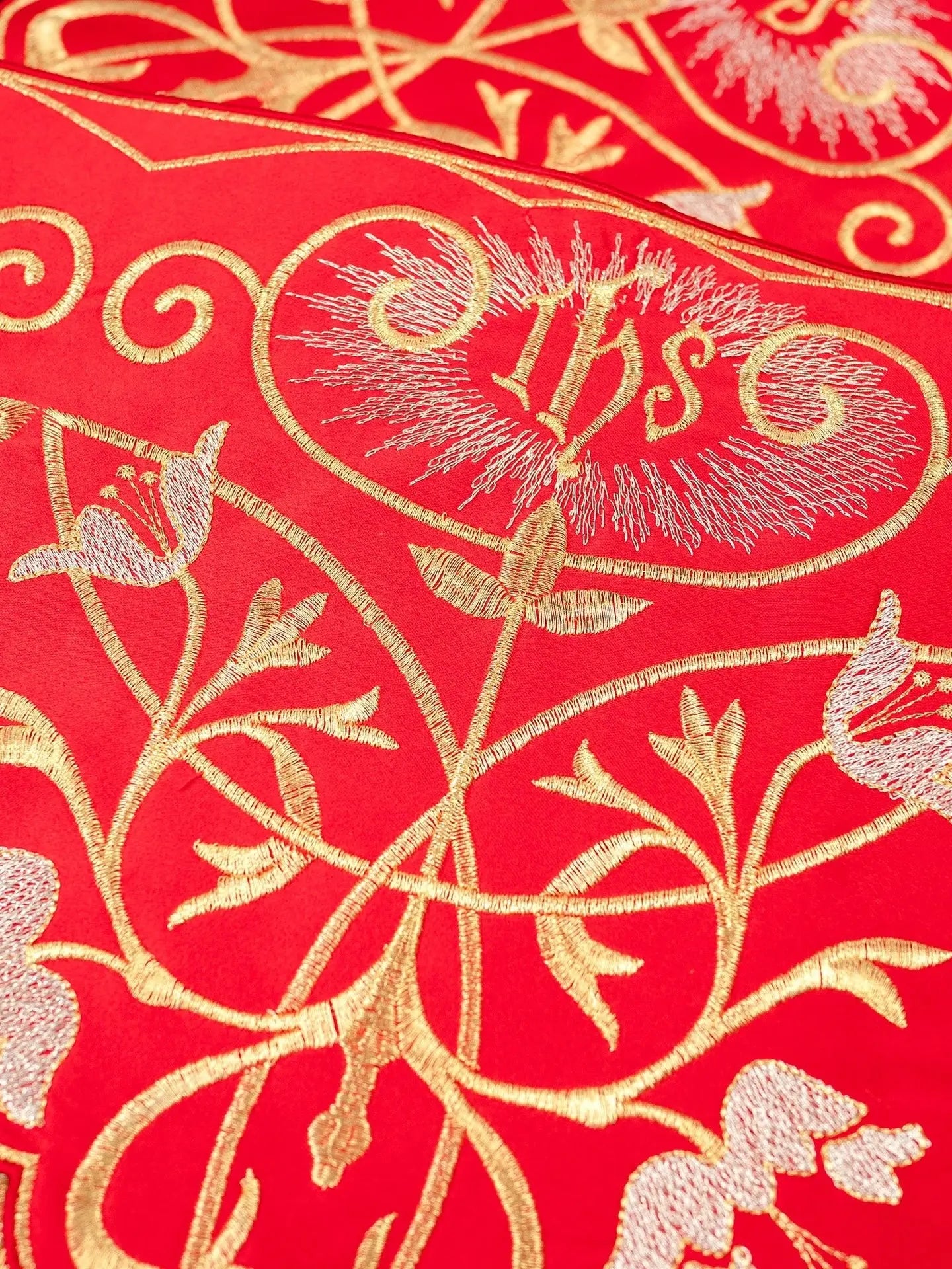 Mètre avec monogramme IHS en rouge