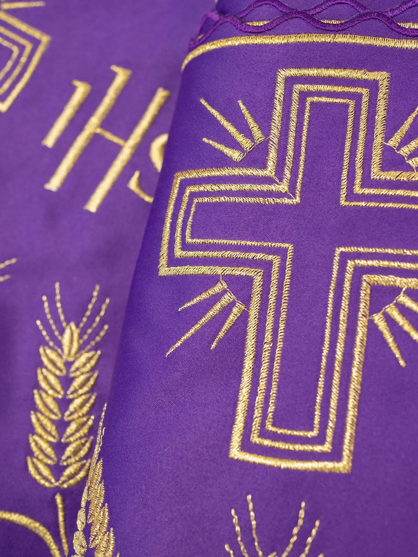 Mètre avec monogramme IHS dans un motif de croix rouge