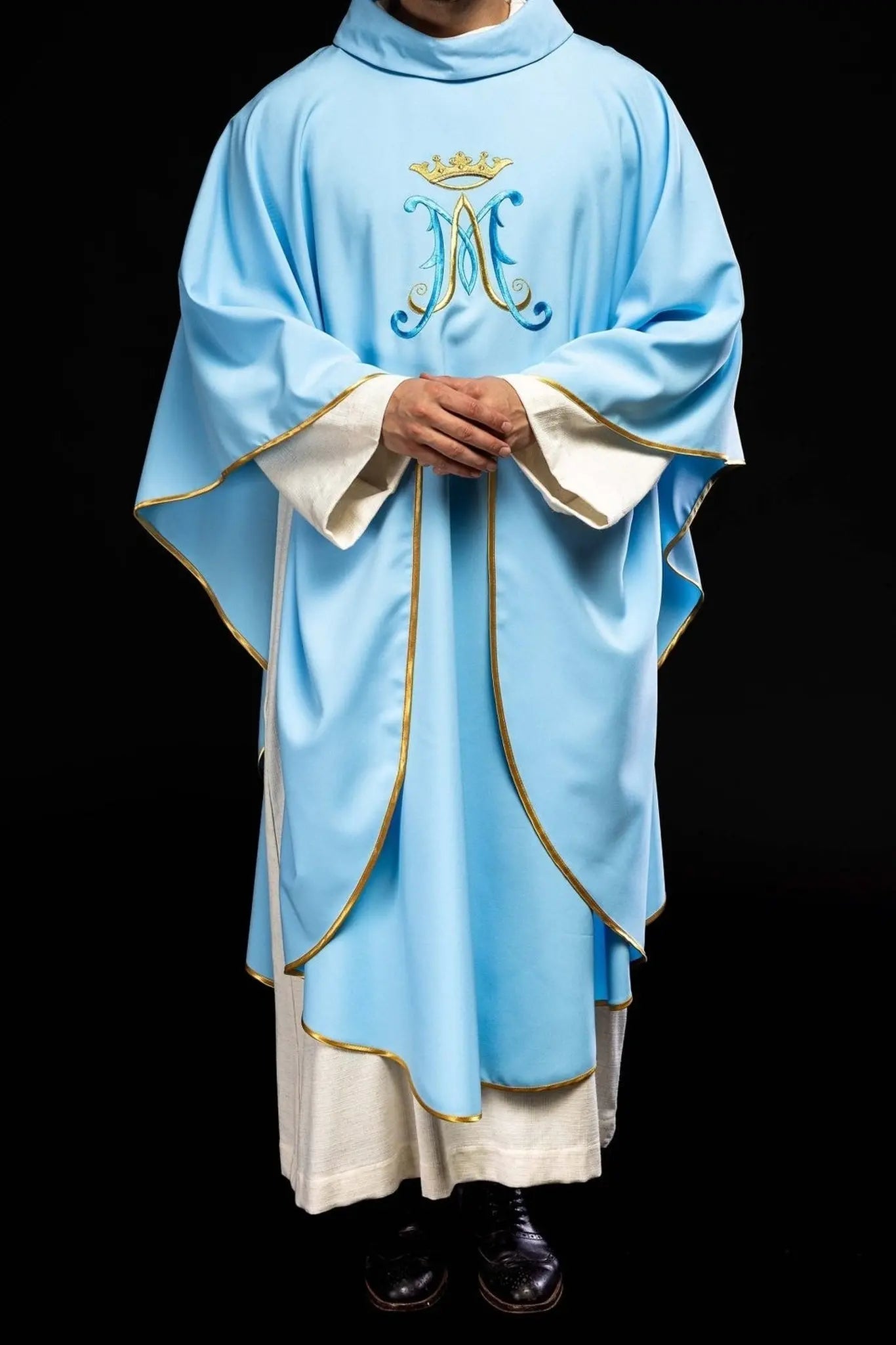 Chasuble bleue brodée avec motif marial