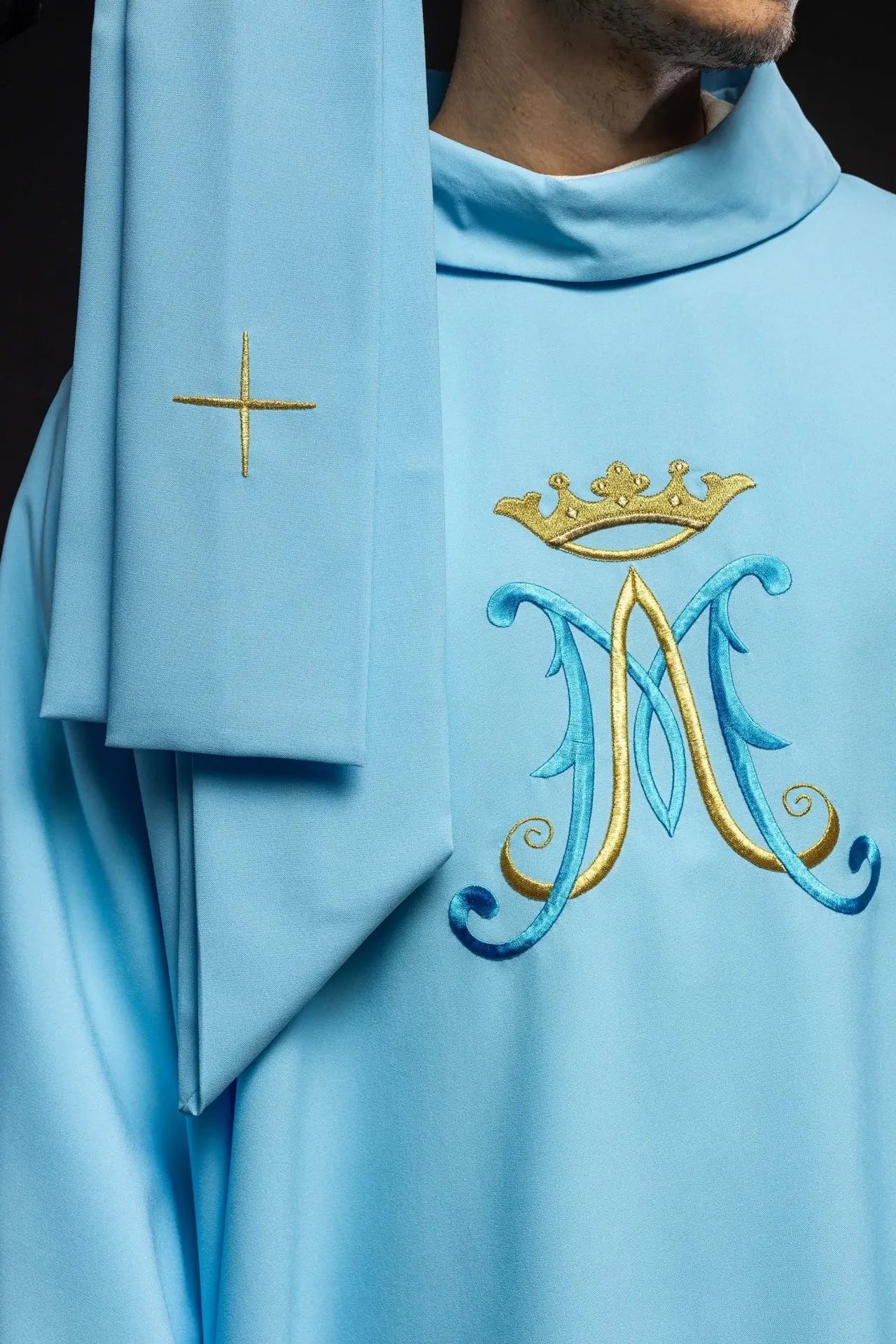 Chasuble bleue brodée avec motif marial