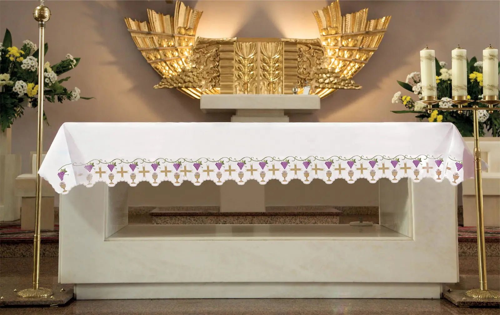 Nappe d'autel avec broderie avant de croix et calices