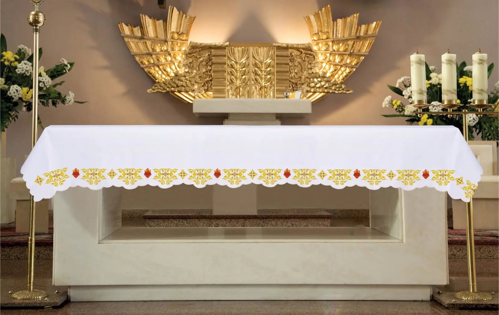 Nappe d'autel avec broderie frontale avec croix dorées et le Sacré-Cœur.