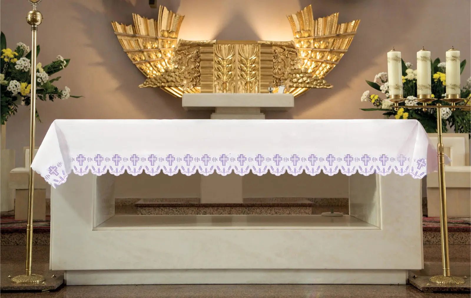 Nappe d'autel avec croix brodées bordure violette