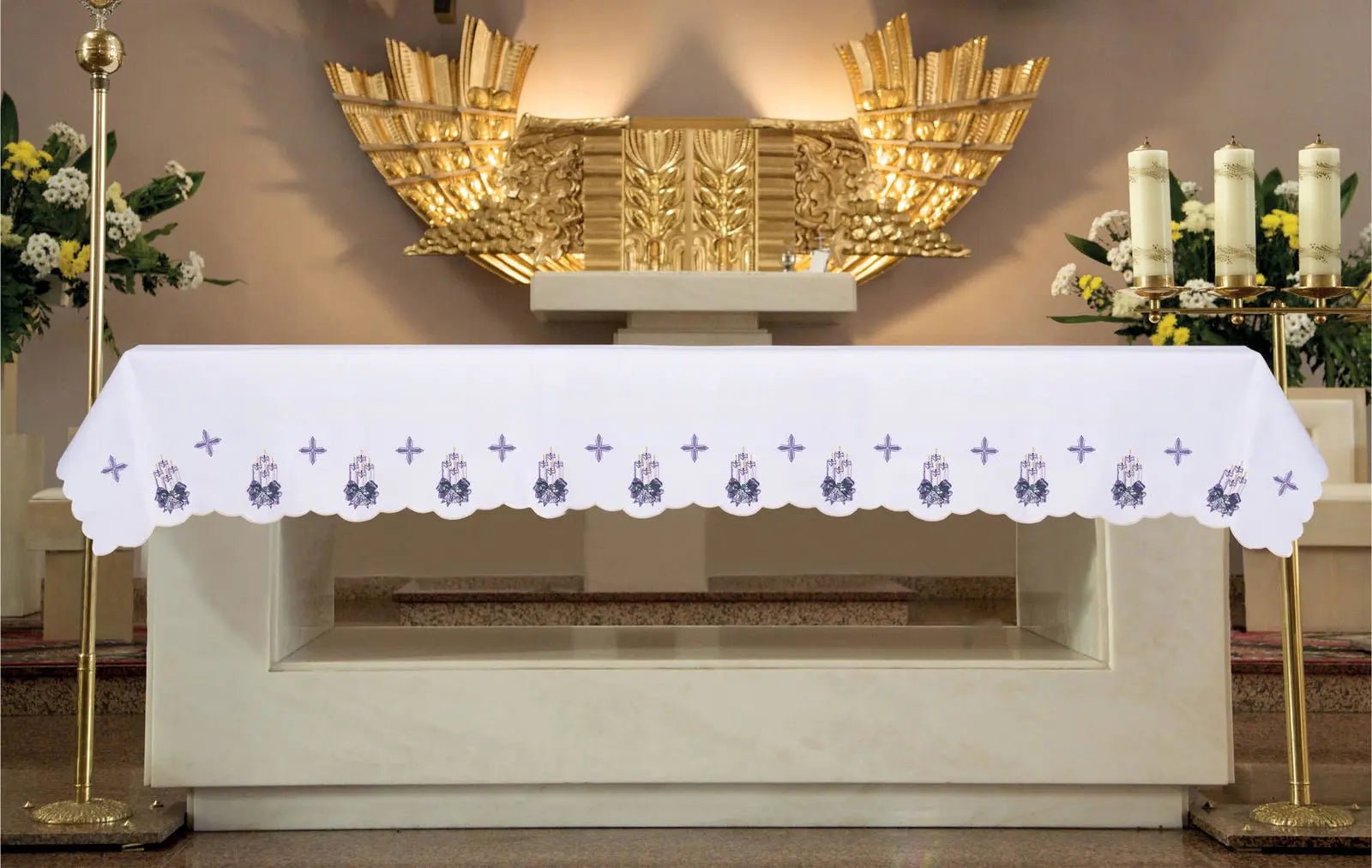 Nappe d'autel avec motif brodé de couronne de l'Avent avec croix