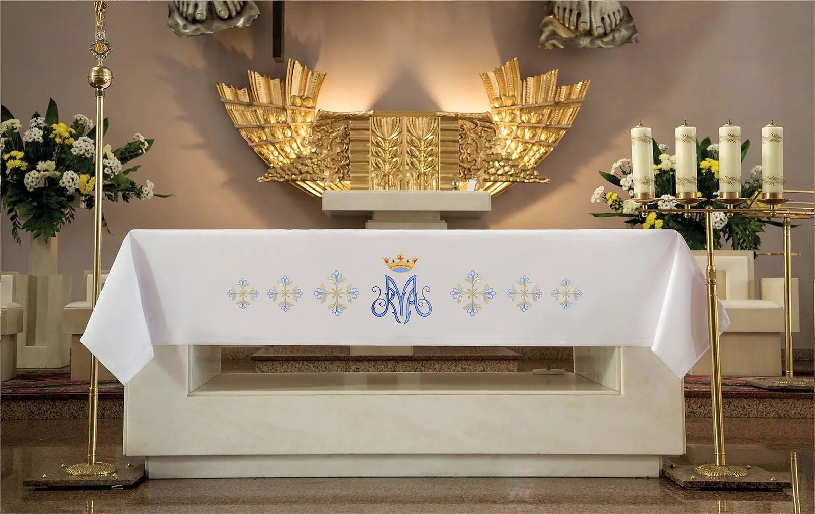 Nappe d'autel avec broderie frontale mariale bleue