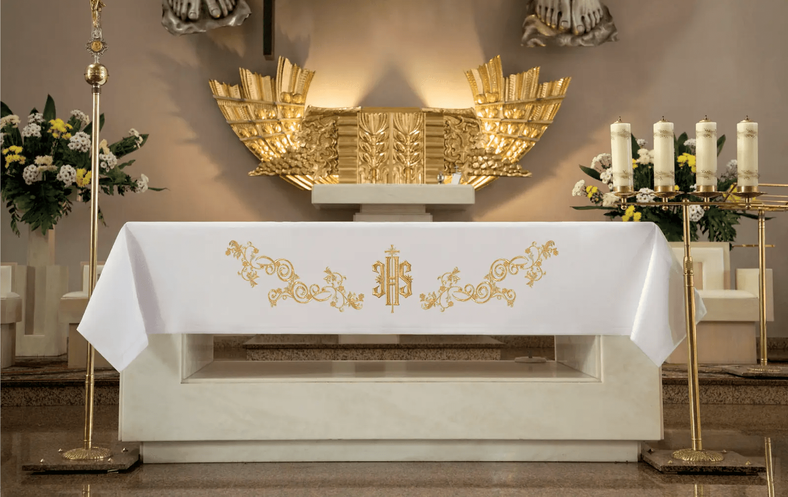 Nappe d'autel avec broderie avant IHS dorée
