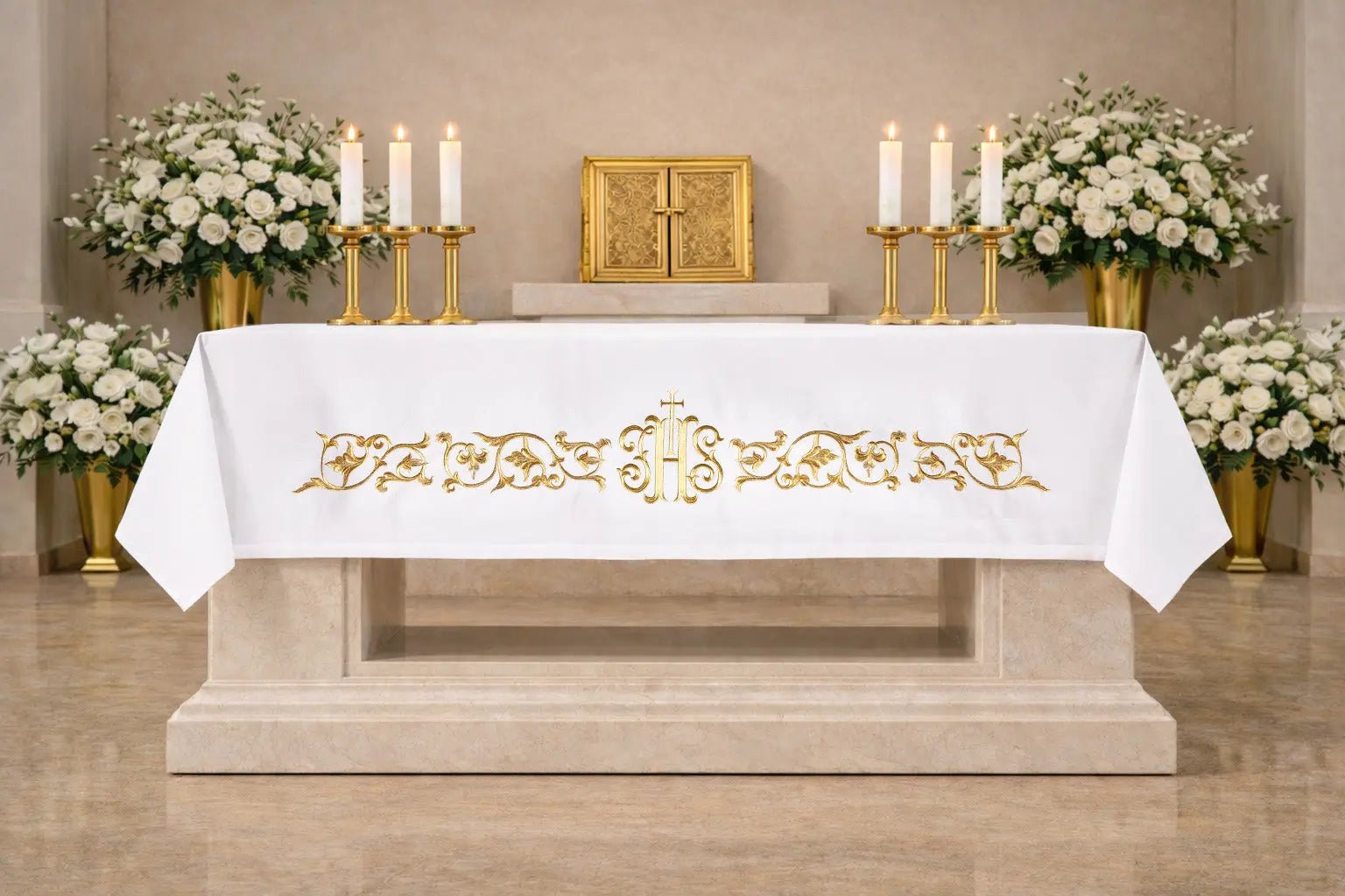 Nappe d'autel avec broderie du monogramme marial doré