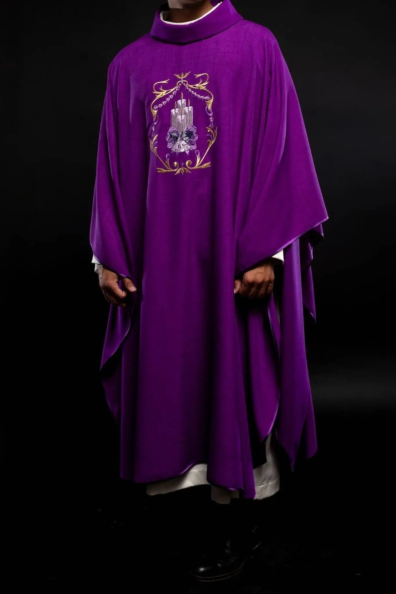 Chasuble de l'Avent avec broderie de bougie