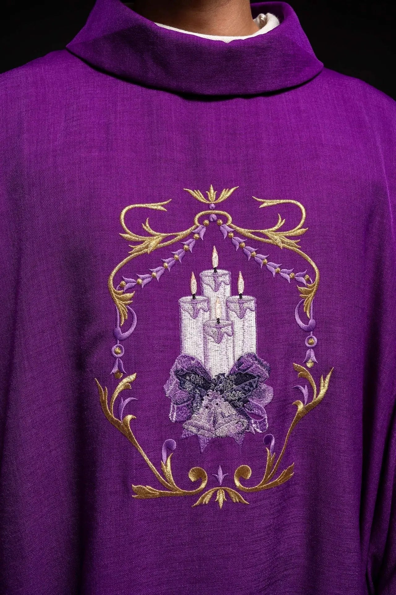 Chasuble de l'Avent avec broderie de bougie