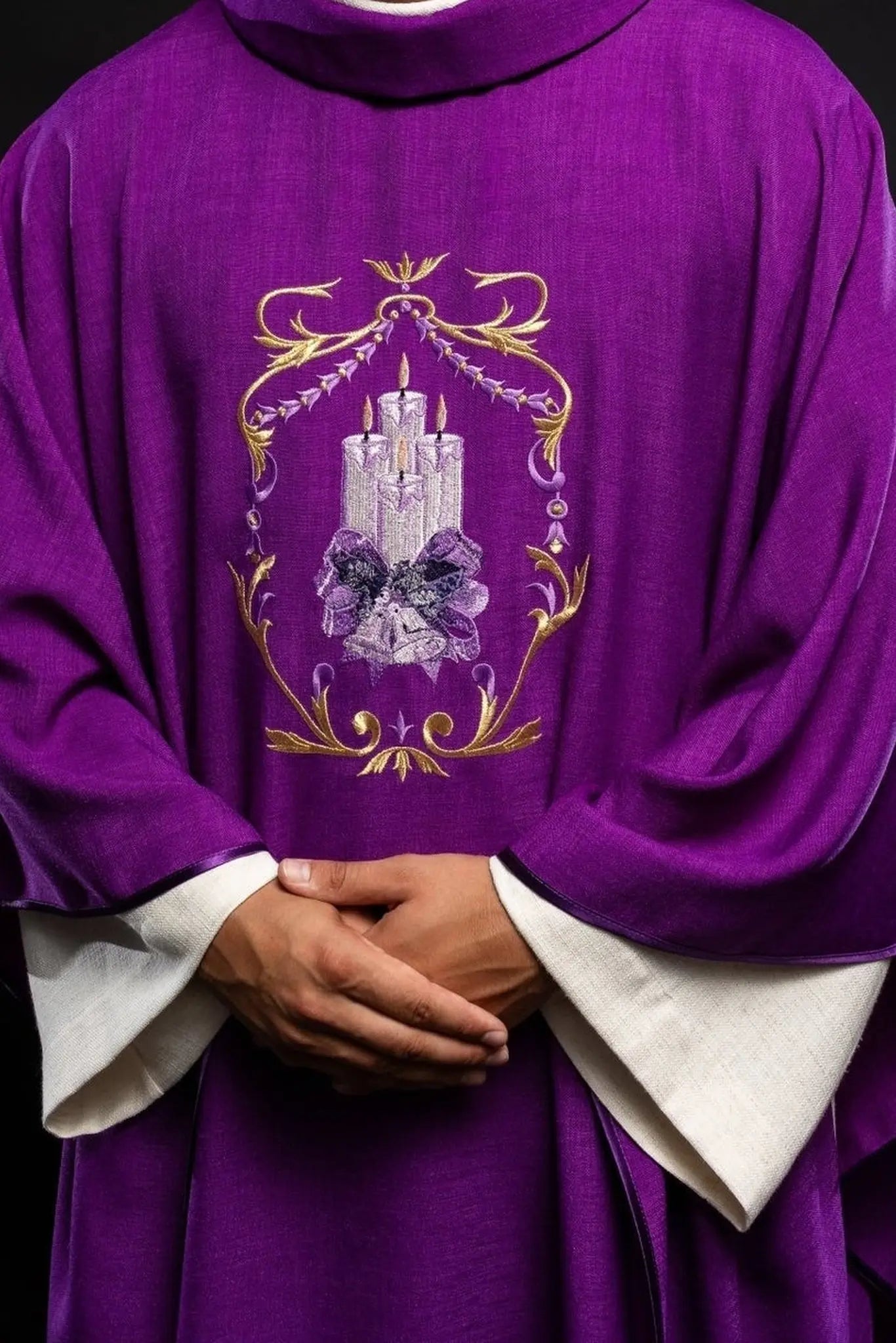 Chasuble de l'Avent avec broderie de bougie