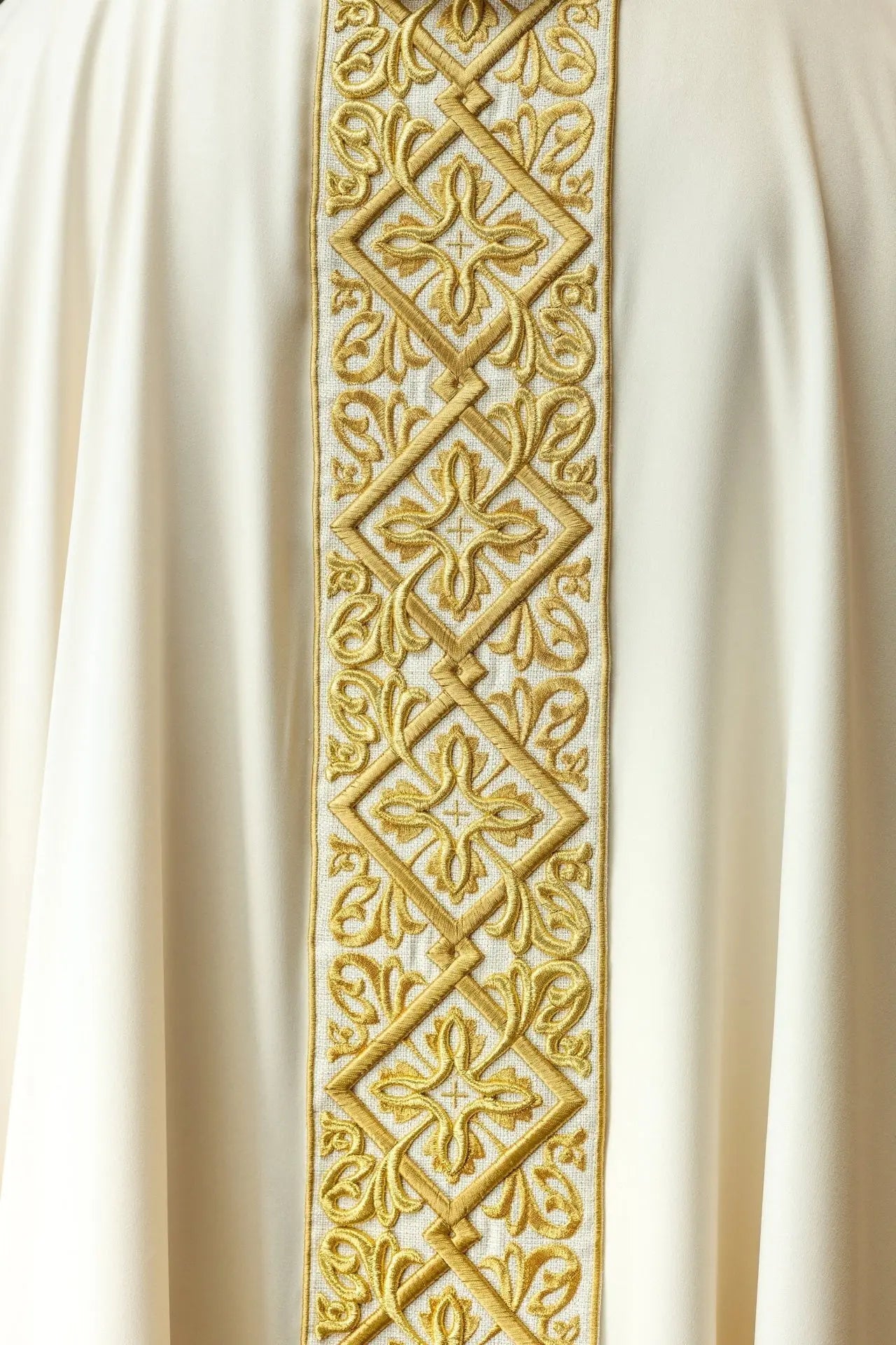 Chasuble richement brodée motif floral avec croix Écru