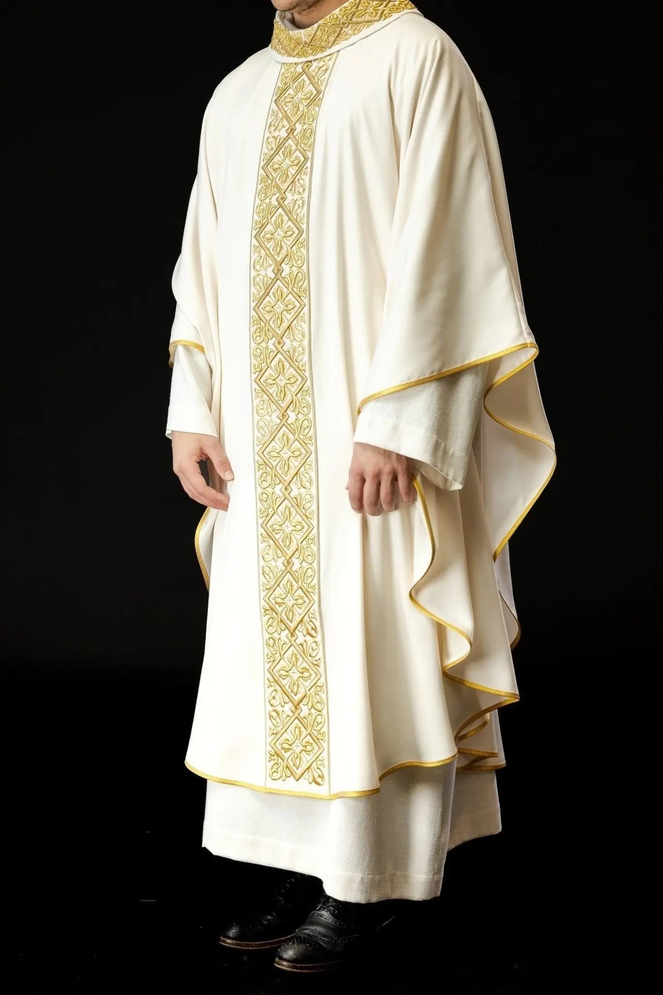 Chasuble richement brodée motif floral avec croix Écru
