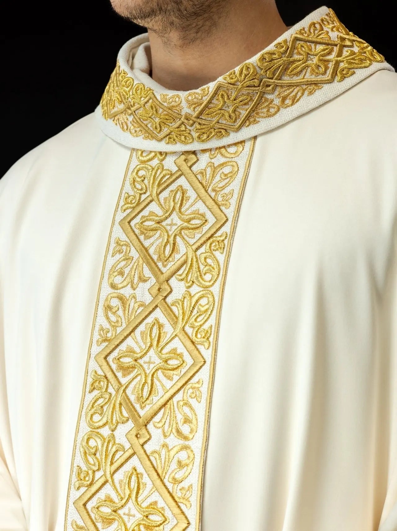 Chasuble richement brodée motif floral avec croix Écru