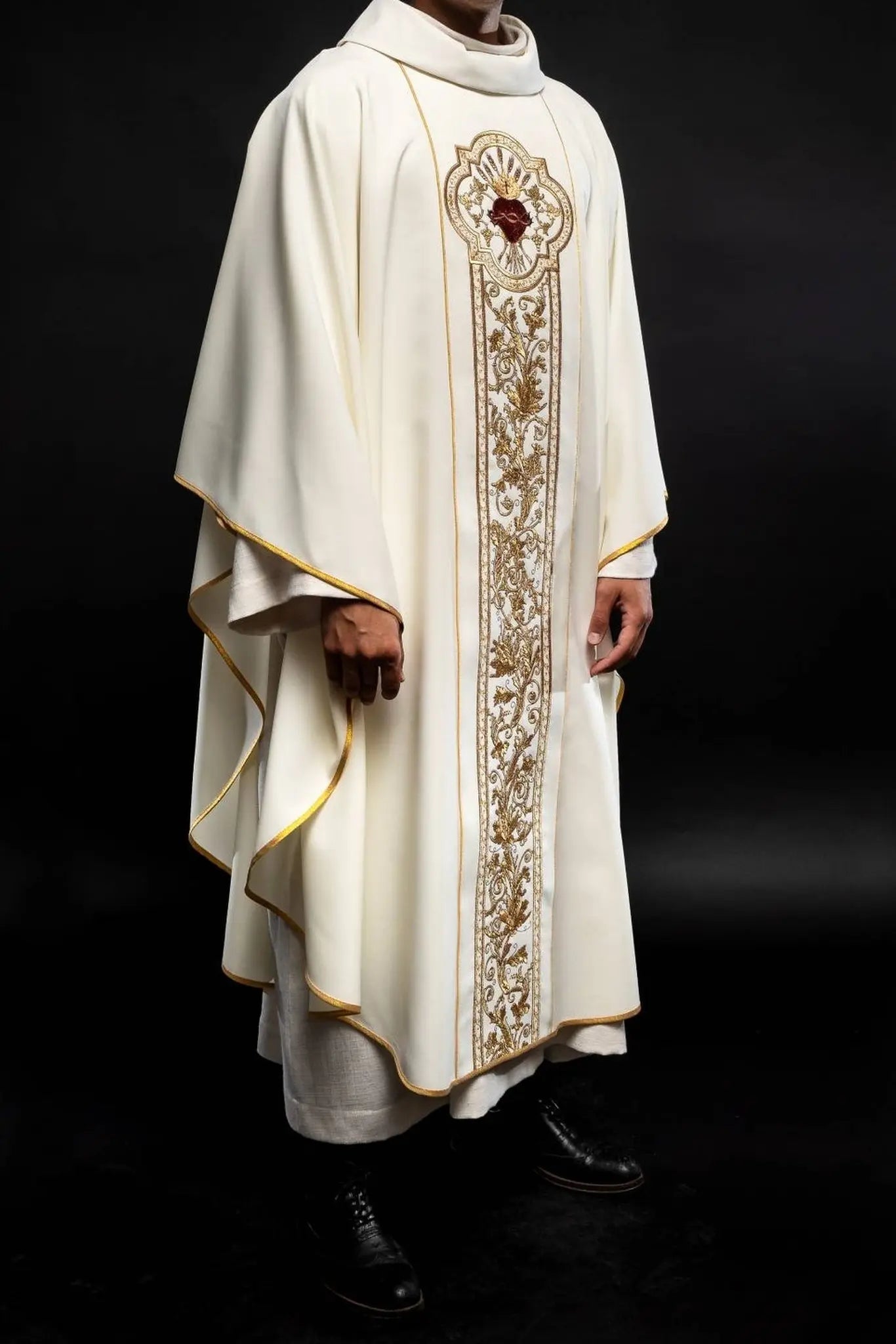 Chasuble richement brodée avec le symbole du Cœur de Jésus et PAX - Écru