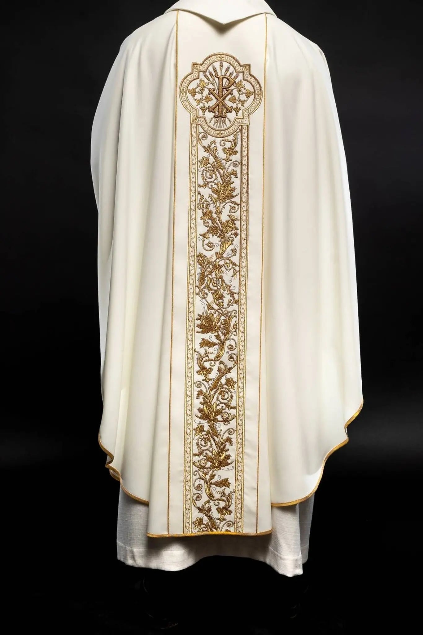Chasuble richement brodée avec le symbole du Cœur de Jésus et PAX - Écru