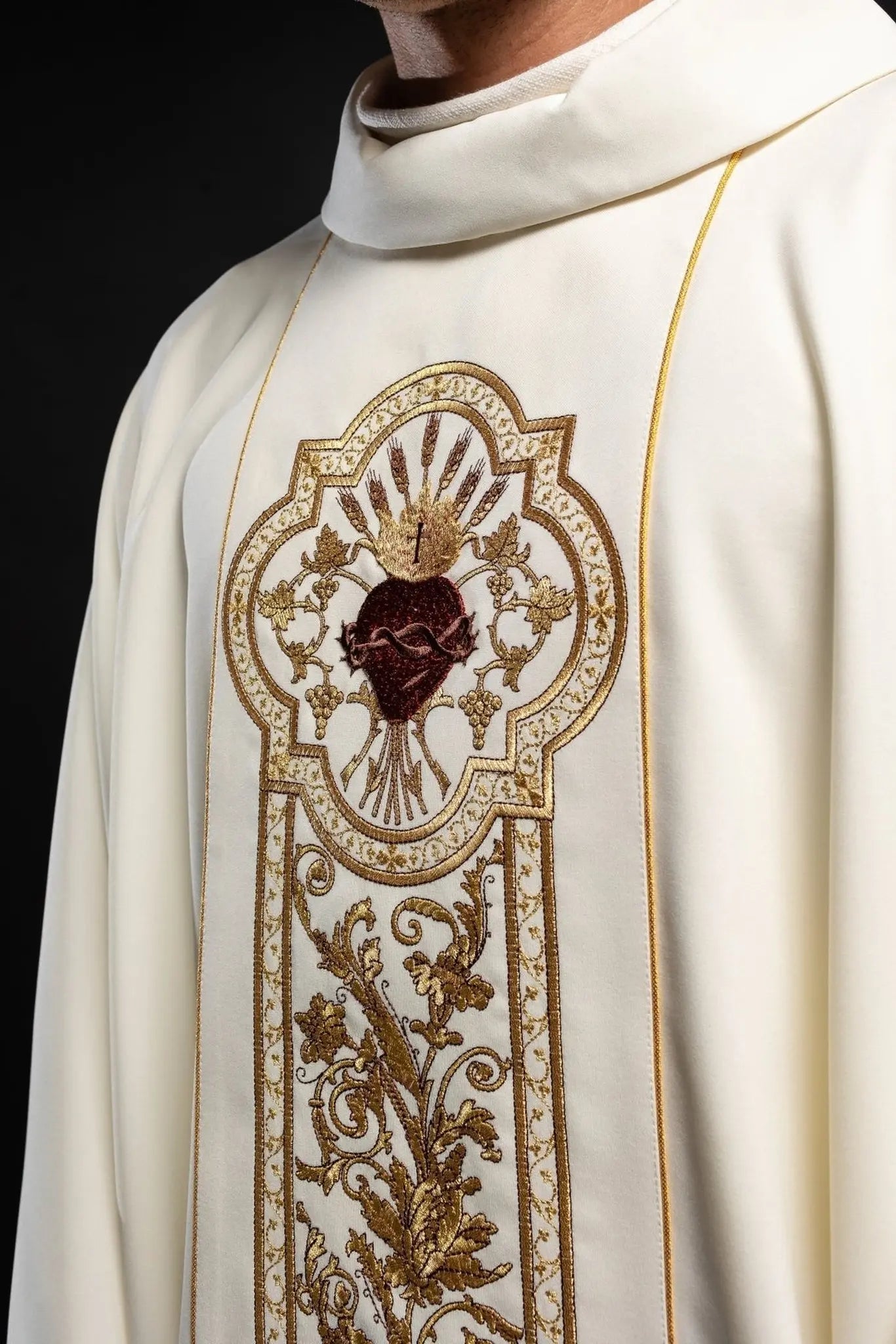 Chasuble richement brodée avec le symbole du Cœur de Jésus et PAX - Écru