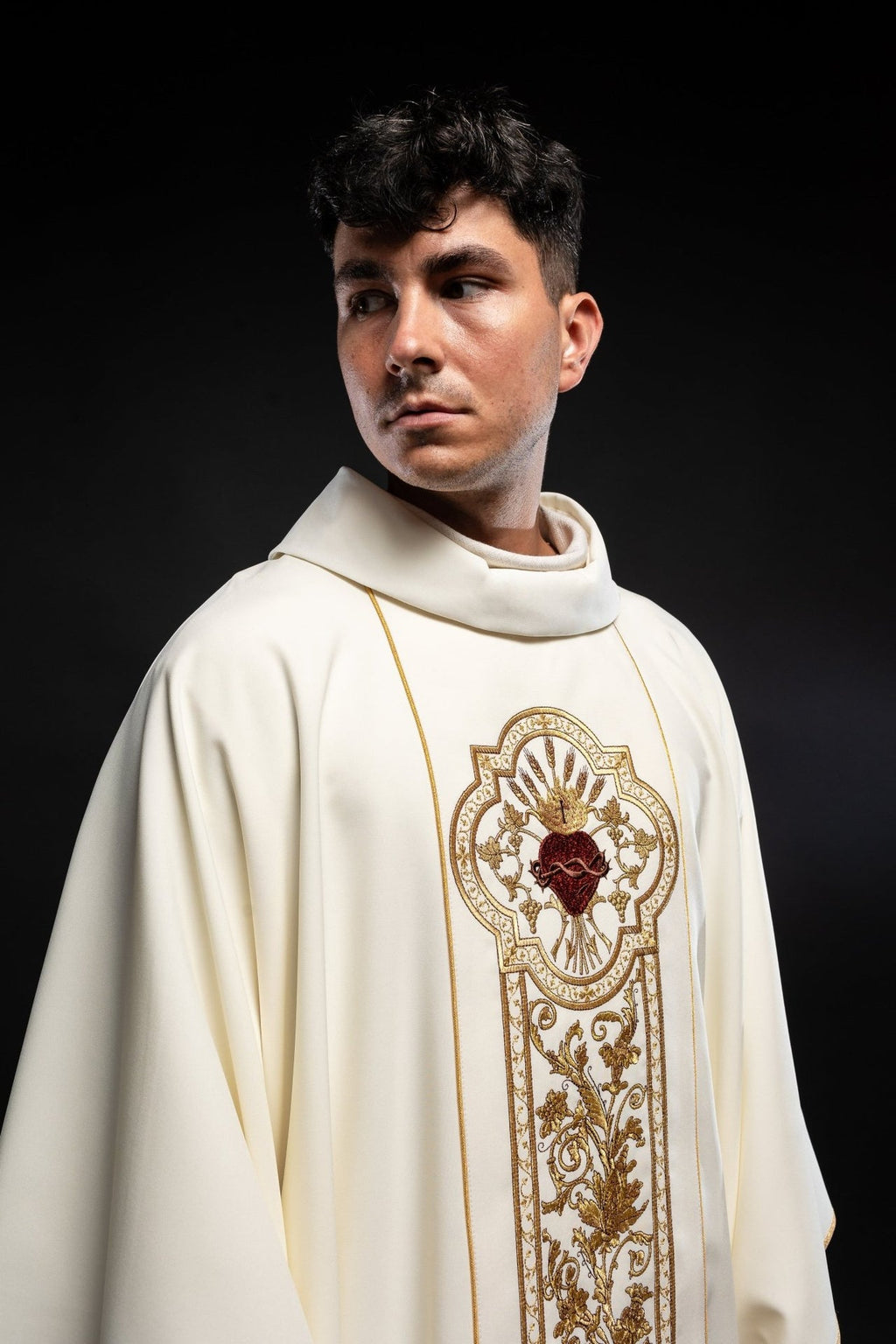 Ornat bogato haftowany z symbolem Sercem Pana Jezusa i PAX - Ecru