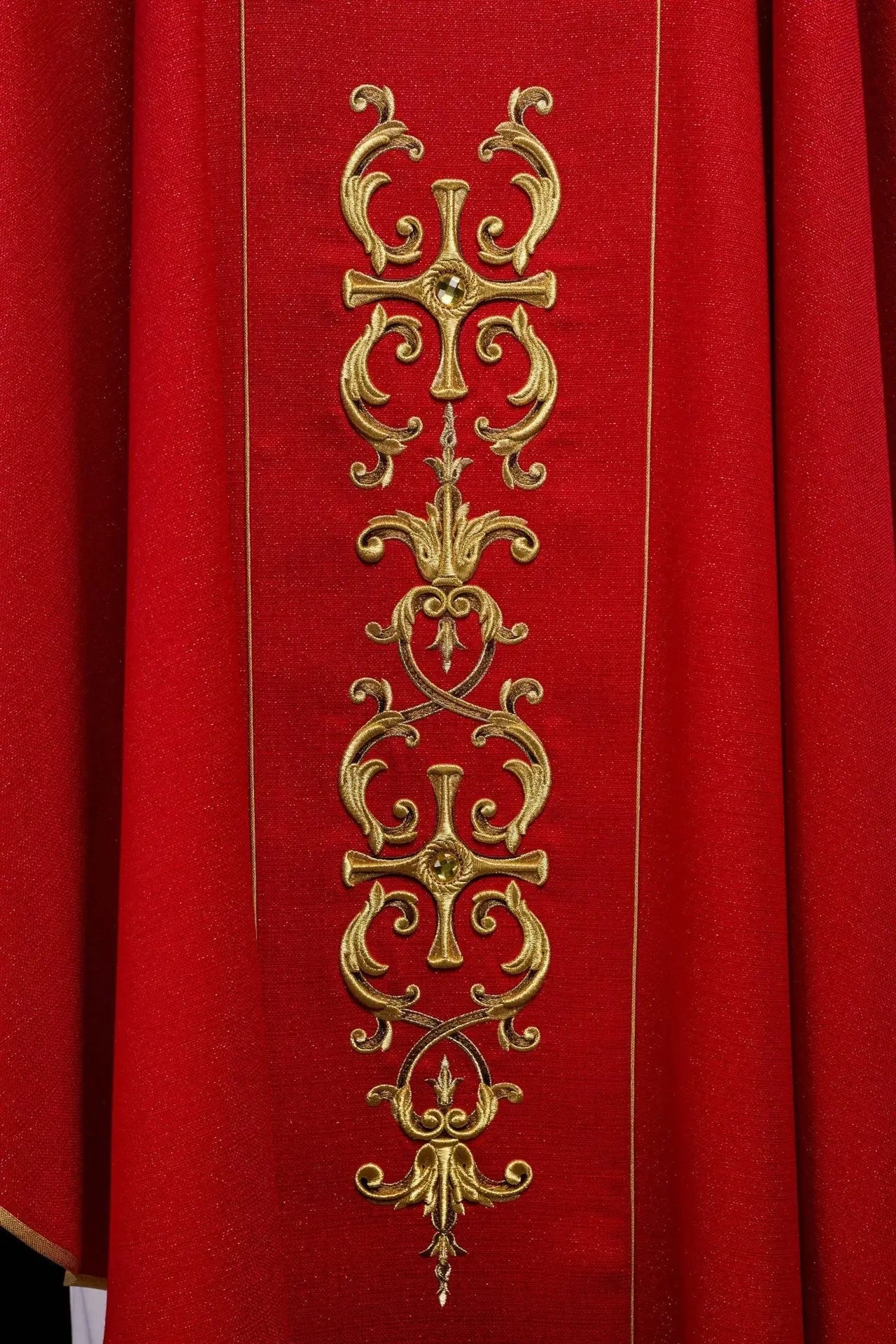 Chasuble richement brodée mettant en vedette Saint Florian