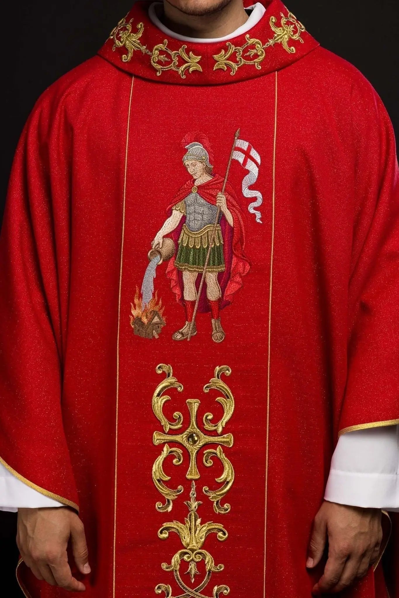 Chasuble richement brodée mettant en vedette Saint Florian
