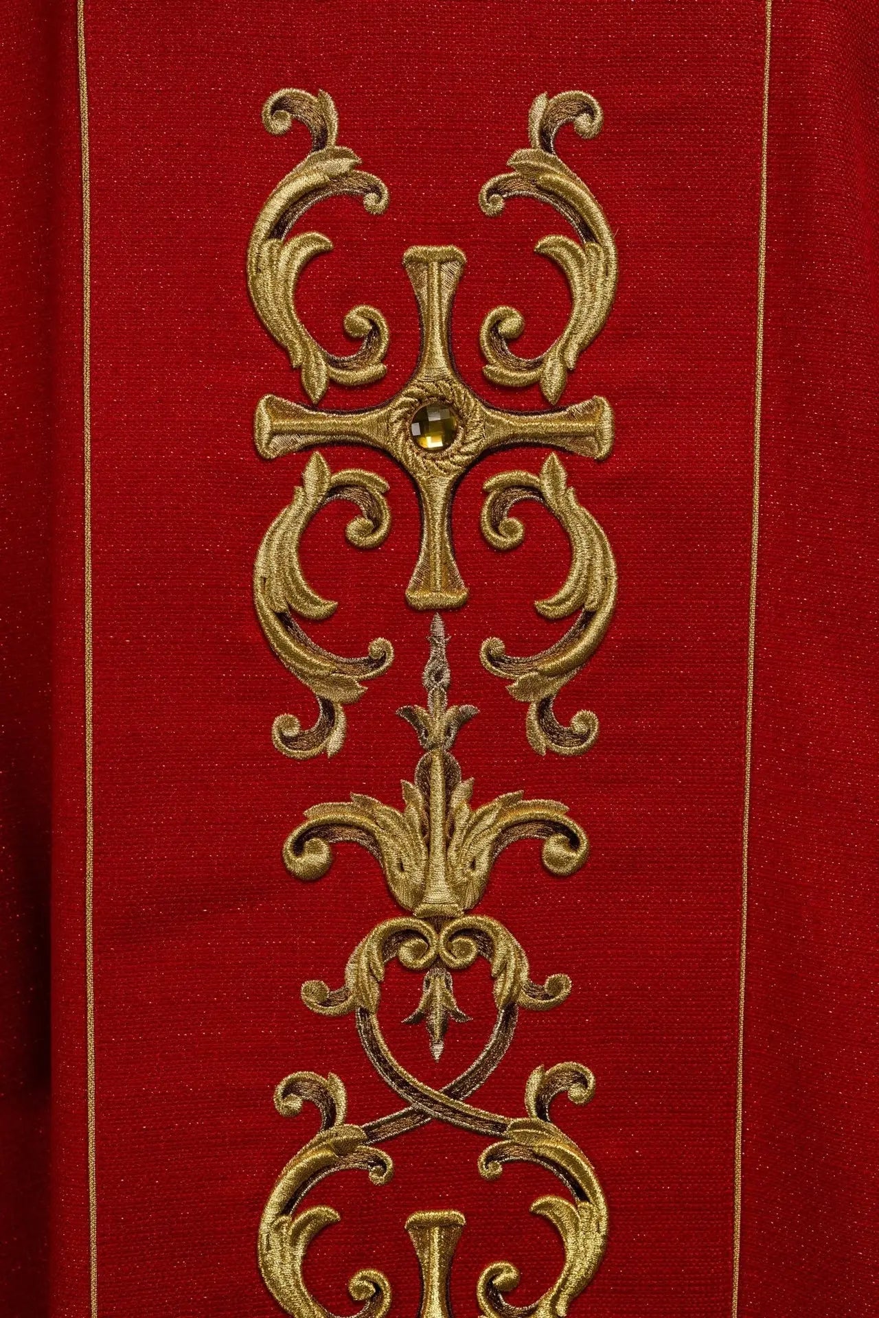 Chasuble richement brodée mettant en vedette Saint Florian