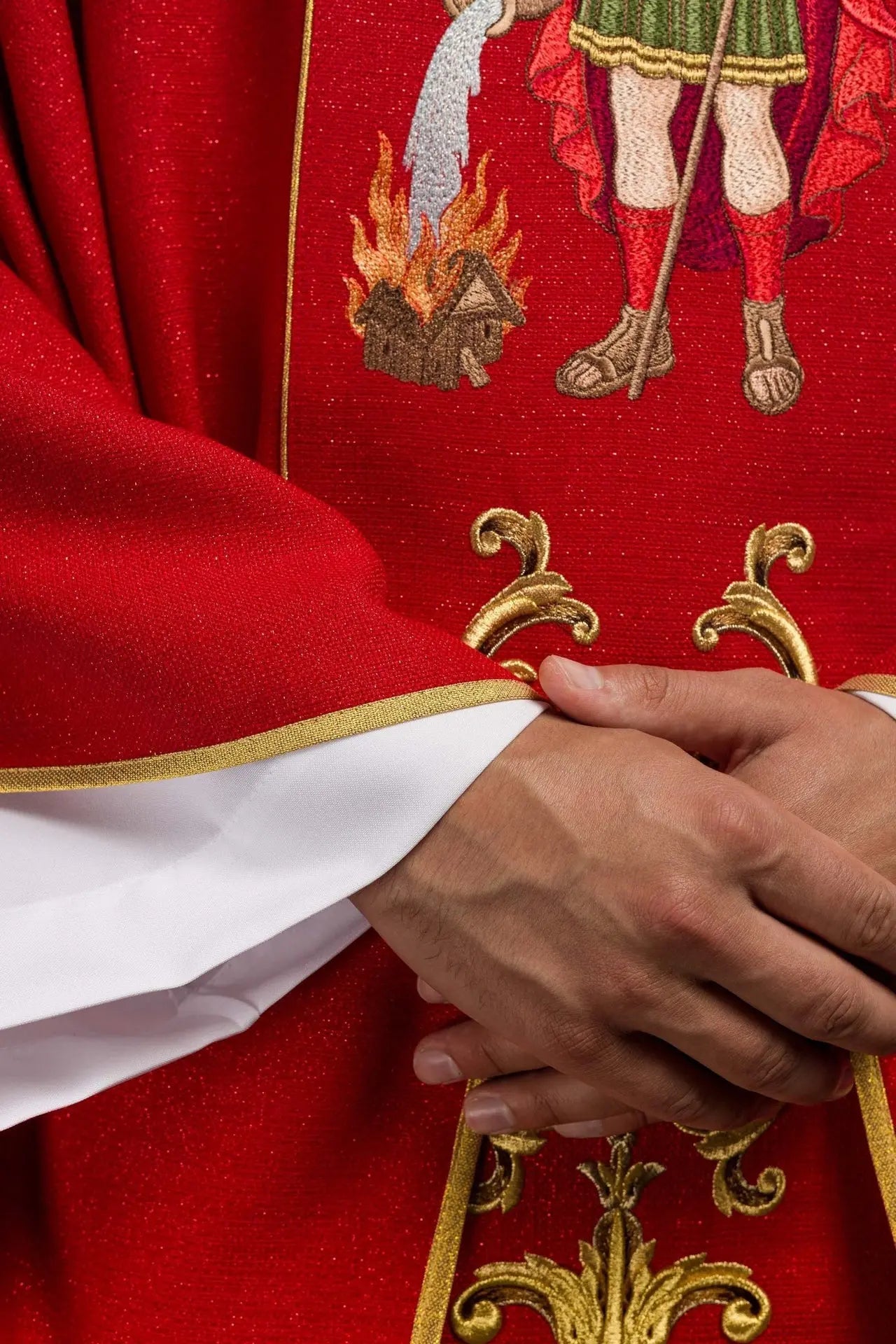 Chasuble richement brodée mettant en vedette Saint Florian