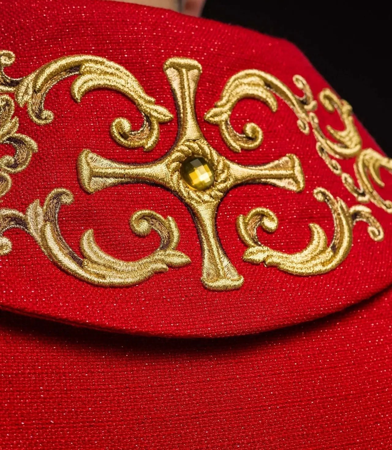 Chasuble richement brodée mettant en vedette Saint Florian