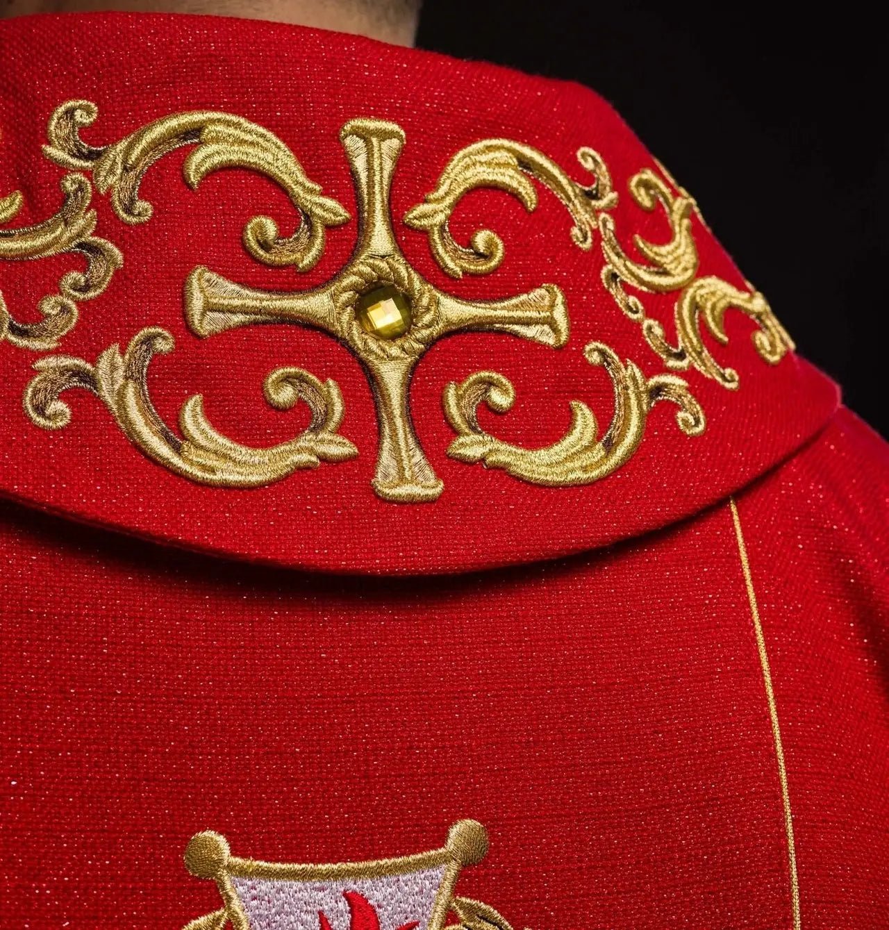 Chasuble richement brodée mettant en vedette Saint Florian