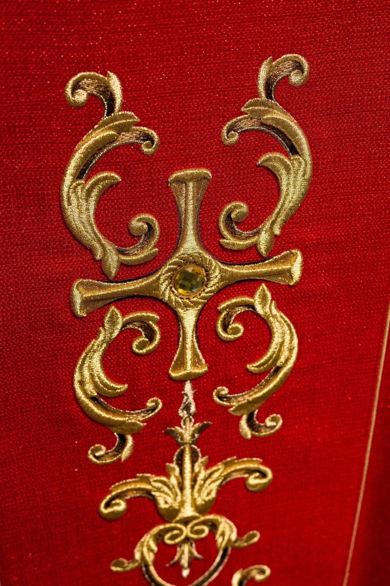 Chasuble richement brodée mettant en vedette Saint Florian